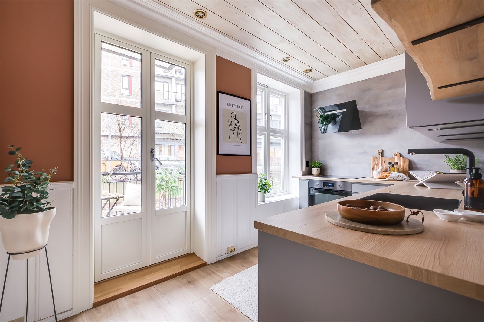 Lyst og innbydende kjøkken med innredning fra 2022 og utgang til balkong. Galleribilde