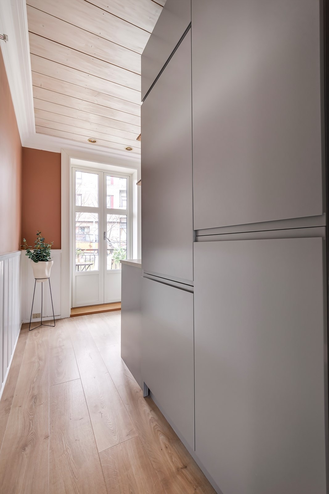 De praktiske og romslige skapene på kjøkkenet gir gode oppbevaringsmuligheter - slik at kjøkkenet holder seg organisert og ryddig. Galleribilde