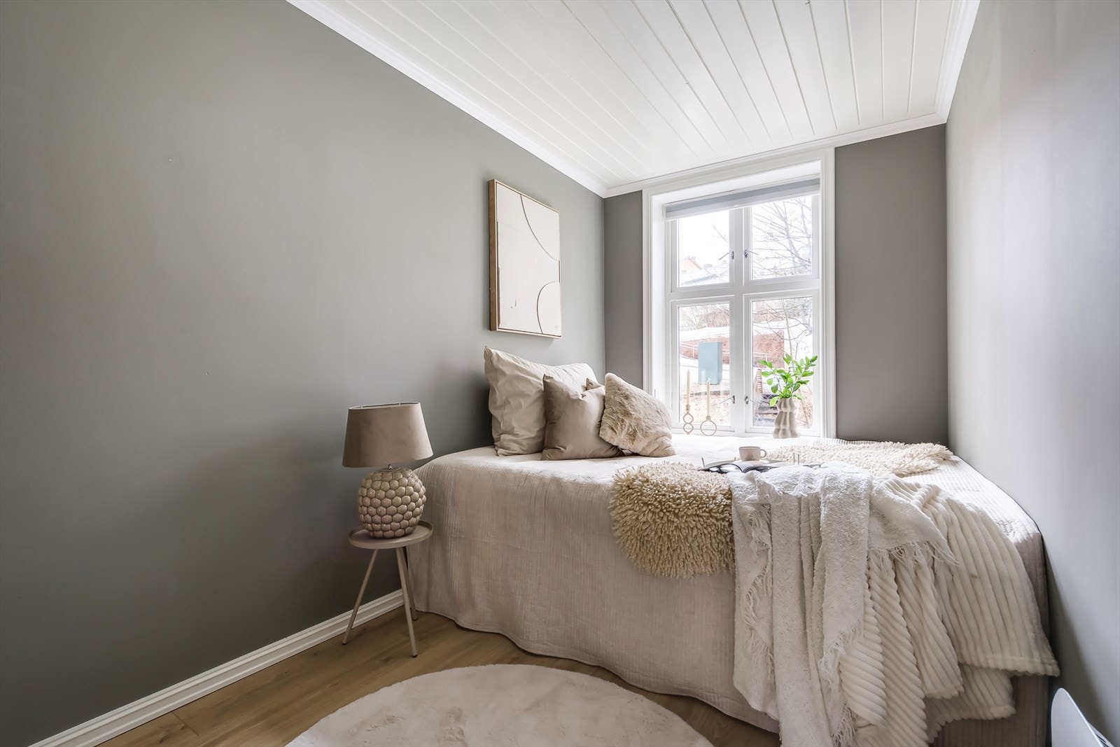 Lunt og koselig soverom malt i en delikat farge. Galleribilde