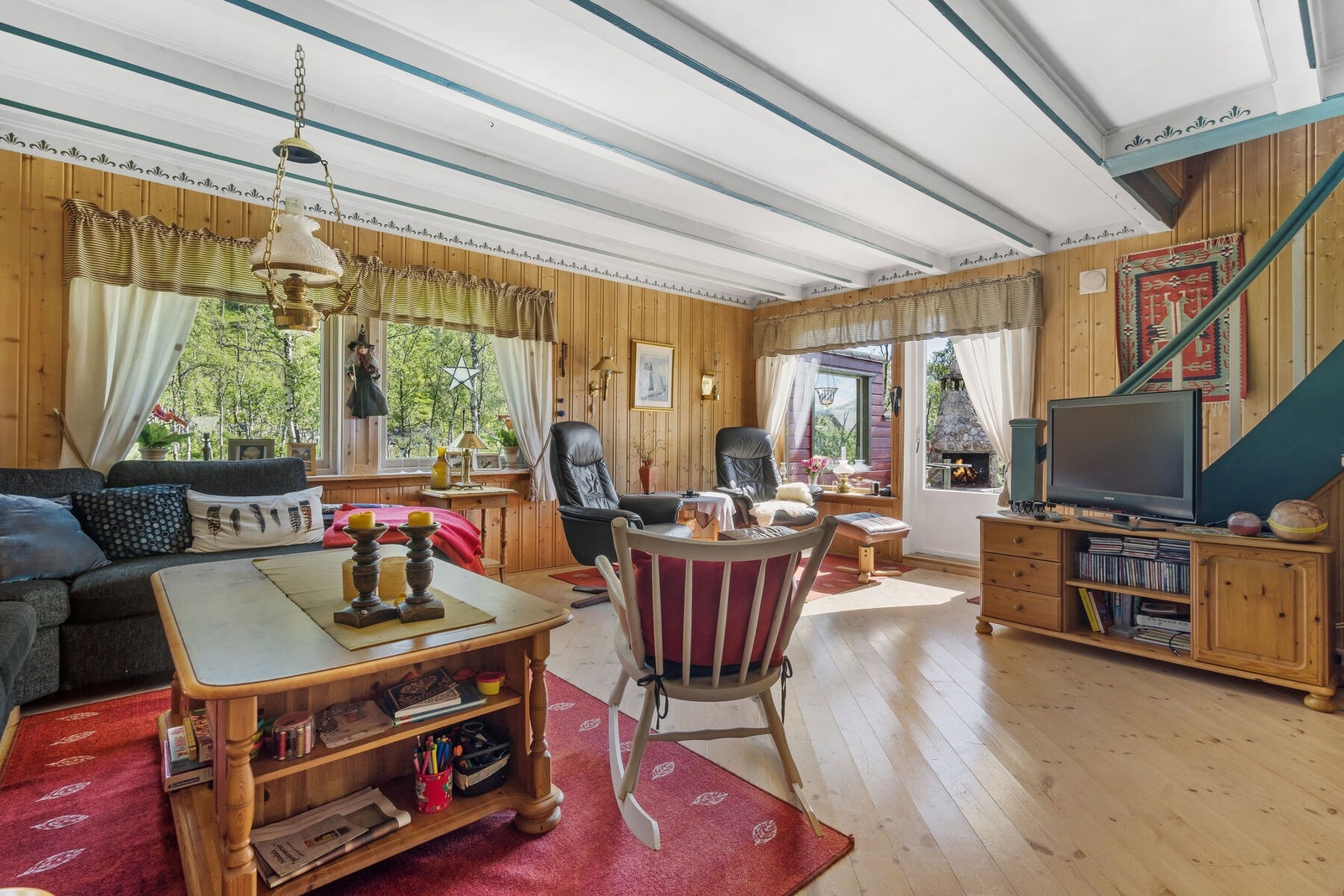 Det er fine lysforhold og gode solforhold på eiendommen. Galleribilde