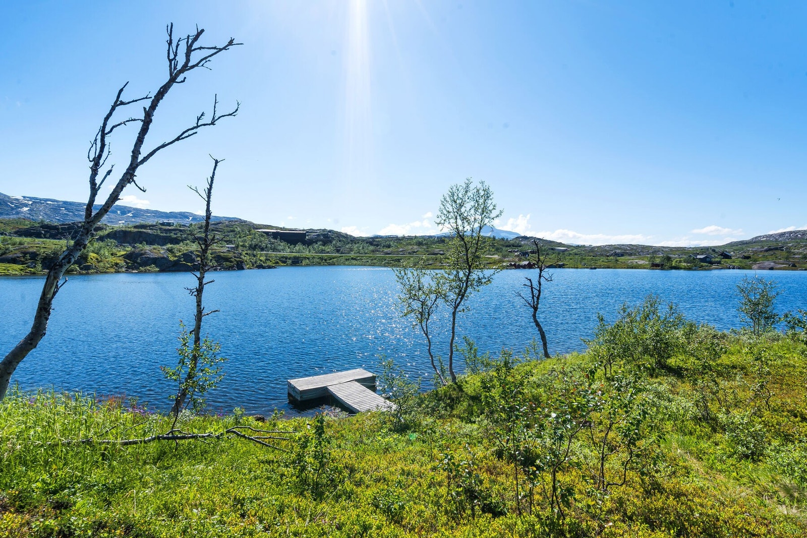 Adkomst med båt over Pettersenvatnet sommerstid. Galleribilde