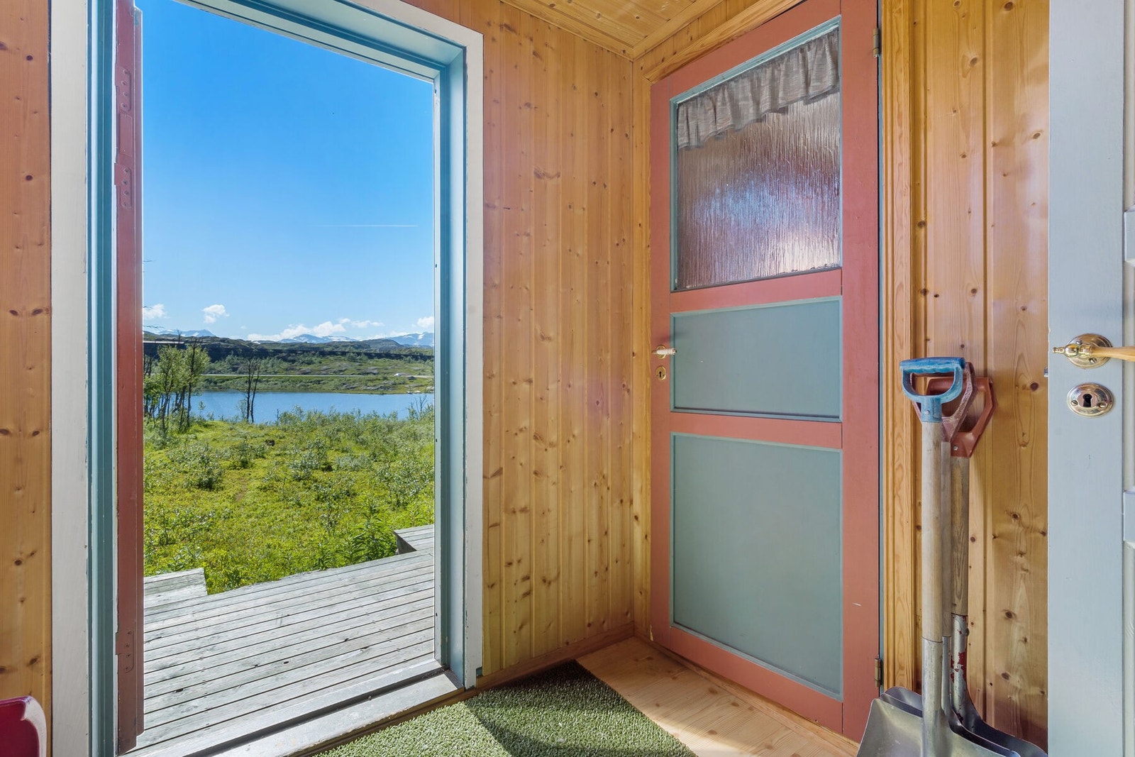 Fin utsikt fra hyttas inngangsparti. Legg merke til nærheten mot vannet. Galleribilde