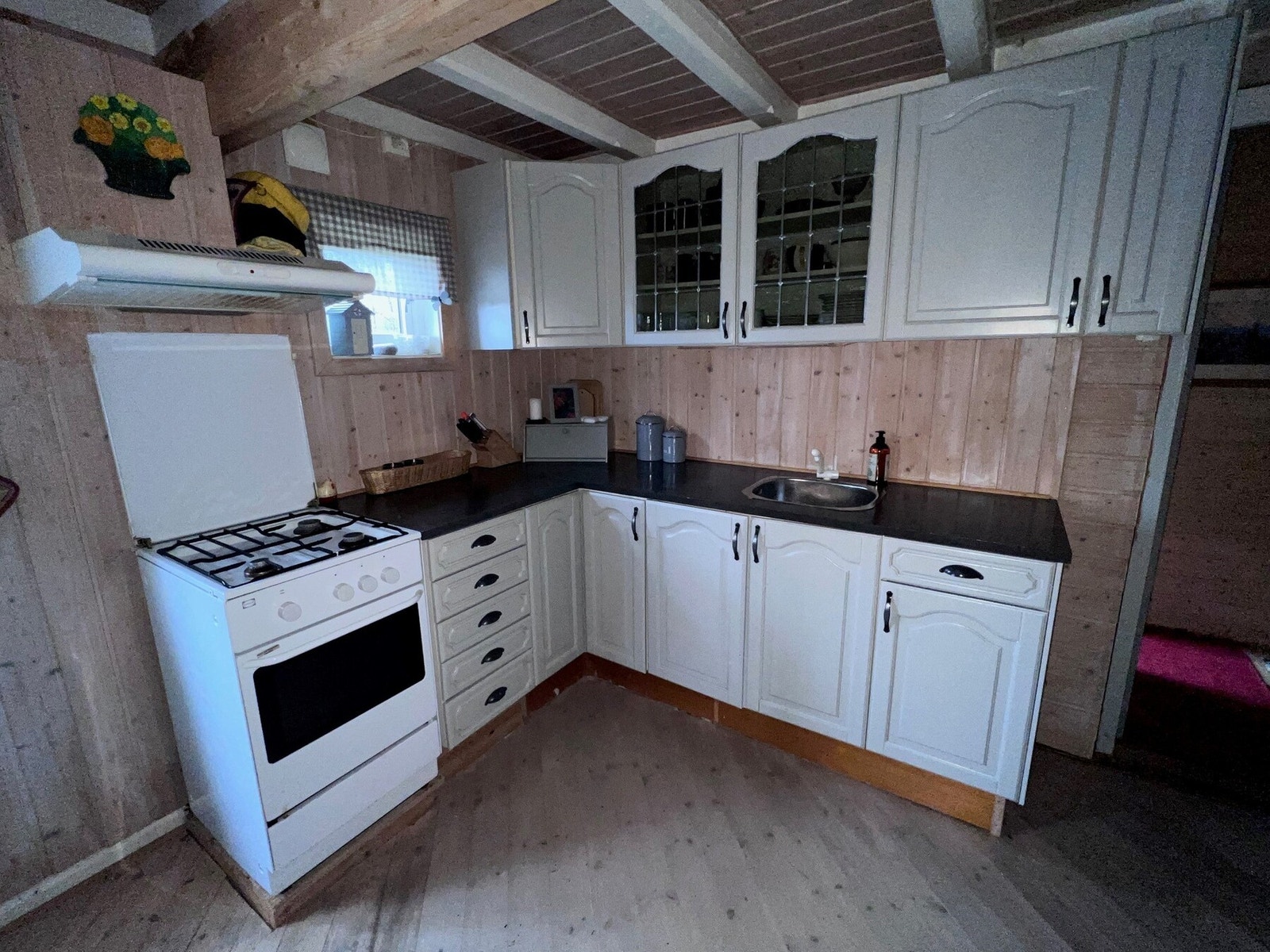 Koselig kjøkken i hytta. Galleribilde