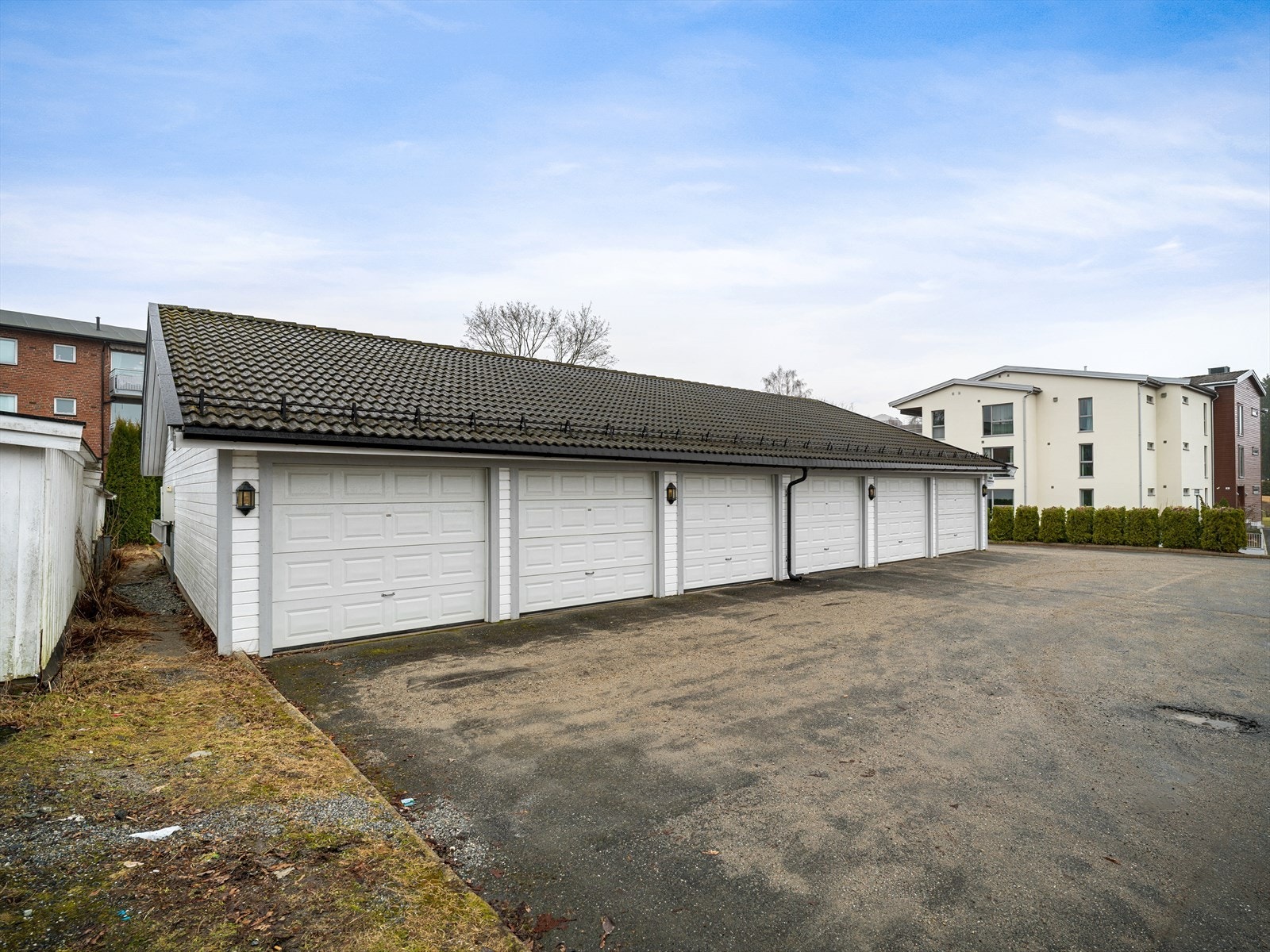 Det medfølger garasjeplass i felles garasjeanlegg - ca 200m fra leiligheten. Galleribilde