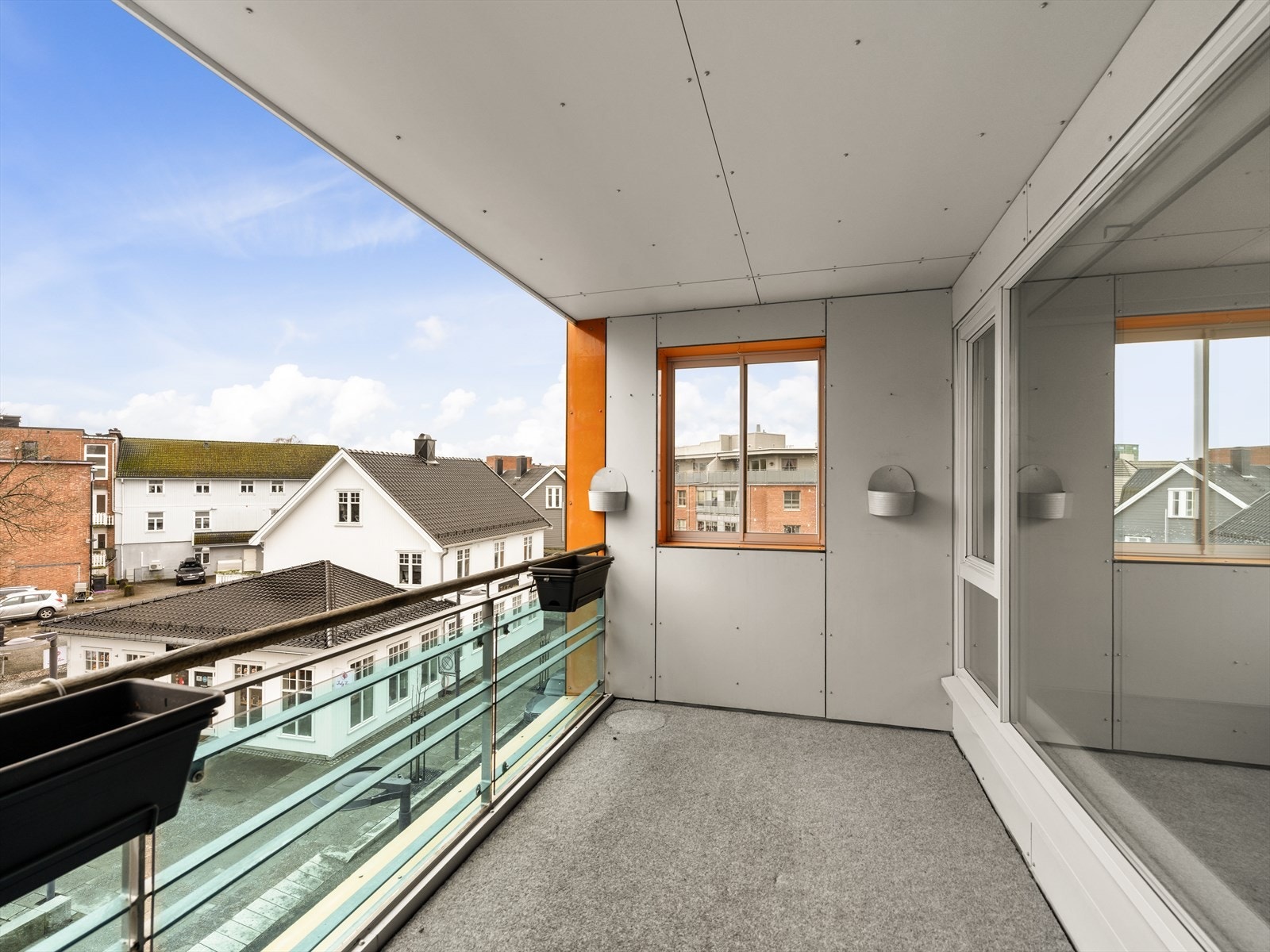 Takoverbygget balkong på ca. 8 kvm, vendt mot syd. Delvis også mot vest Galleribilde