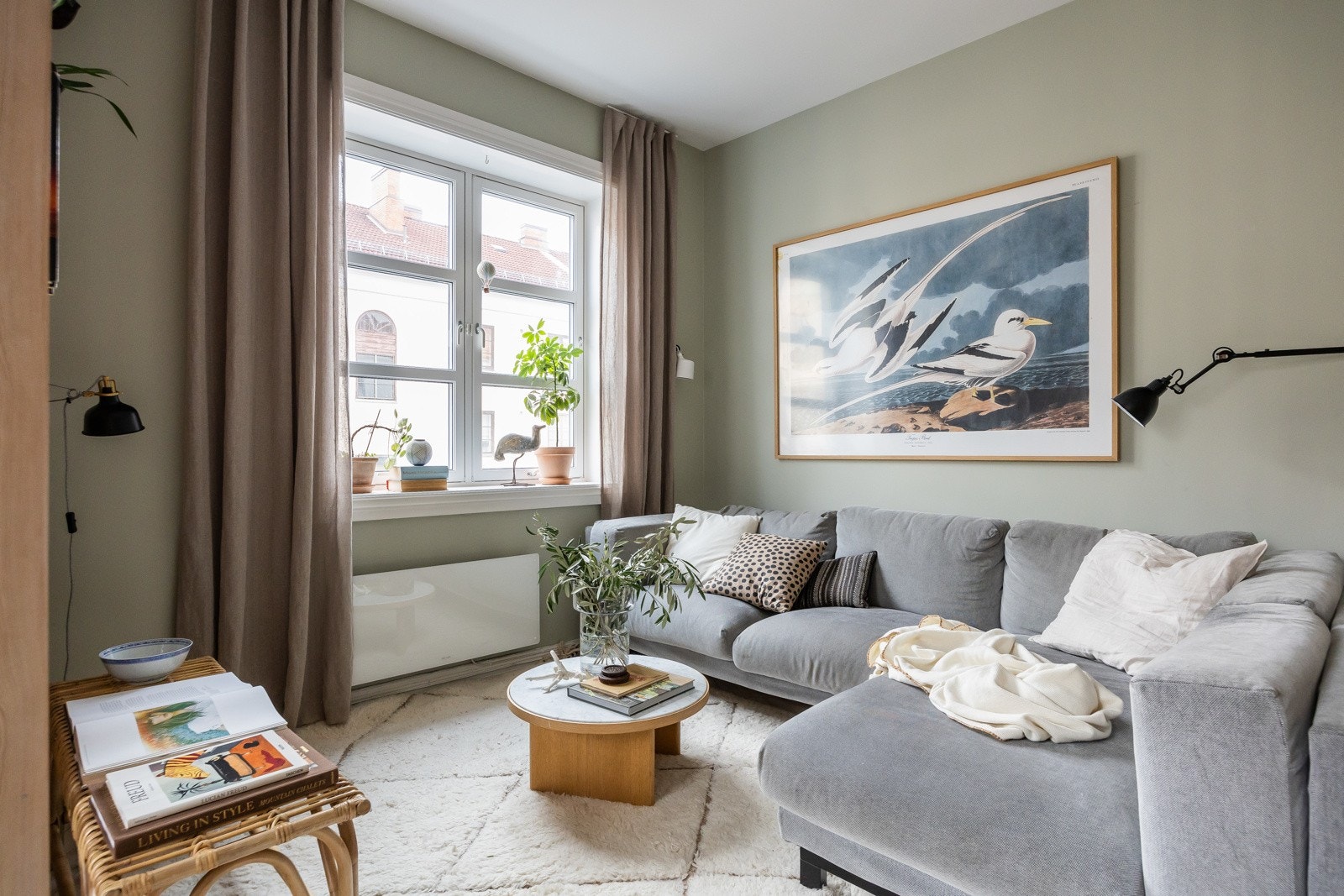 Det er god plass til stor sofaseksjon og TV møblement. Galleribilde