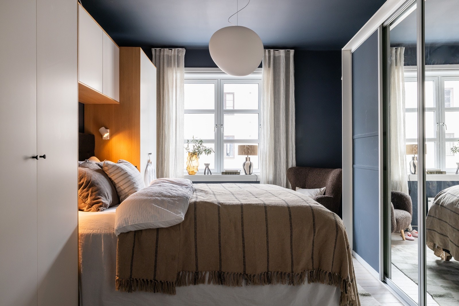 Hovedsoverom med særdeles godt av lagringsplass. Galleribilde