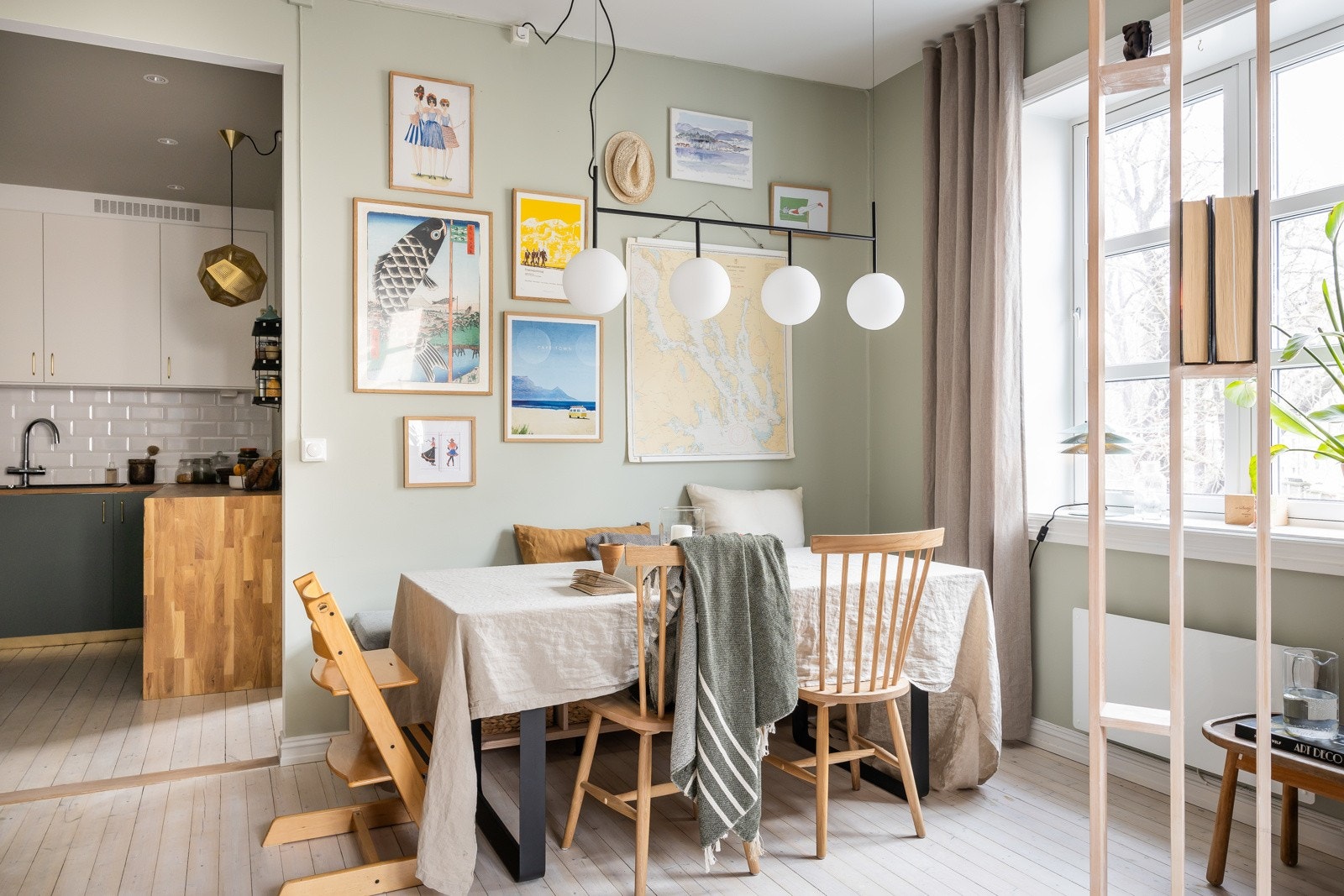 Det er god plass til en romslig spisestue i hverdagen. Galleribilde