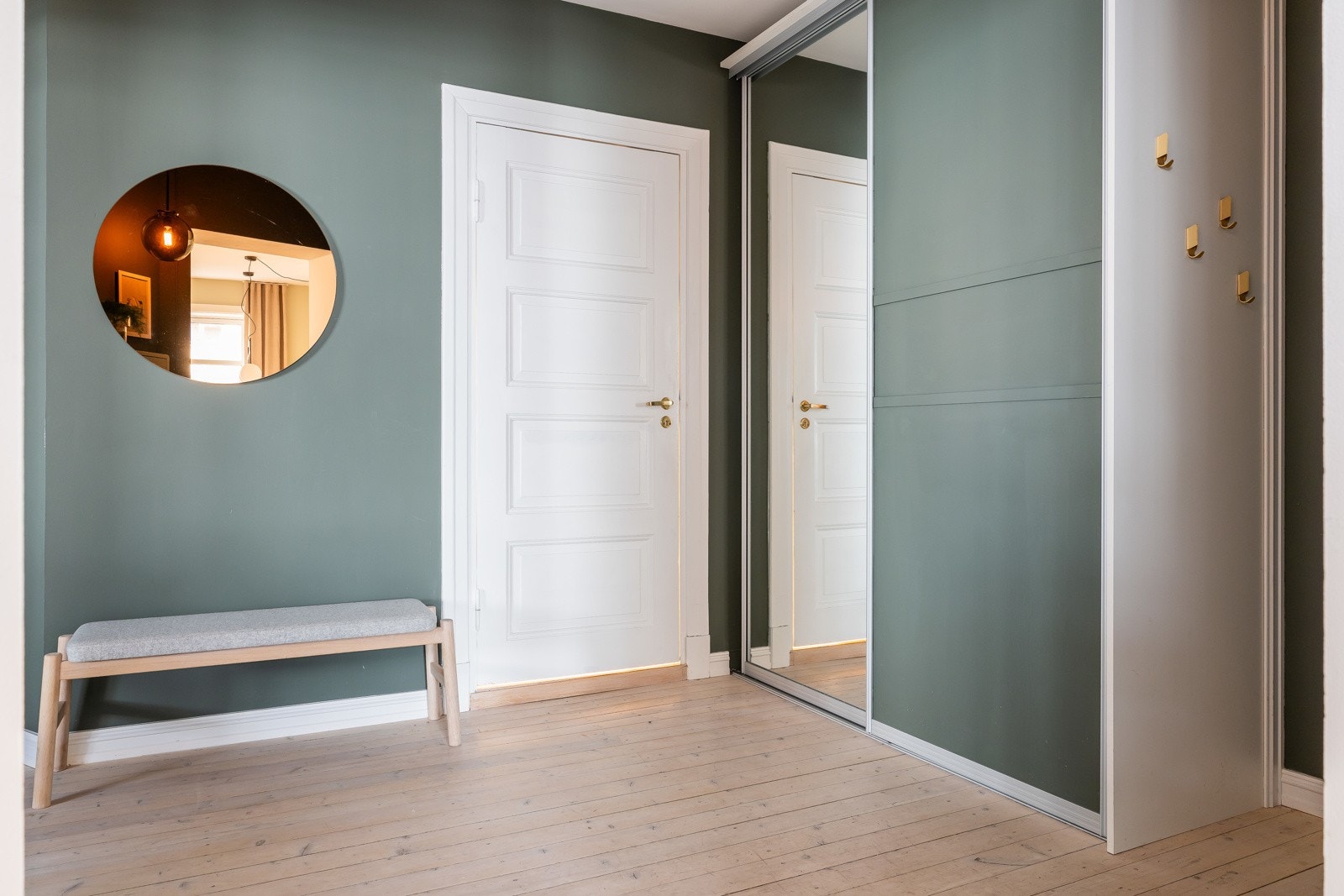 Entreen har også garderobe, plass til kommode og rikelig av lagring. Galleribilde