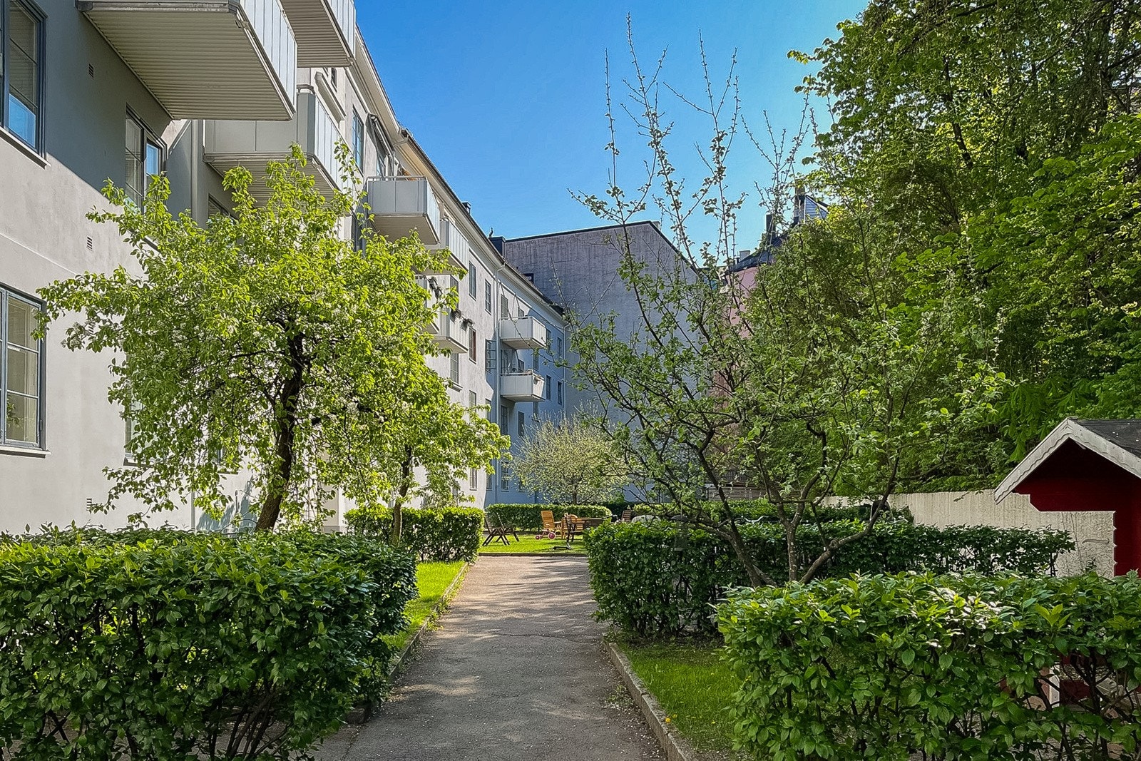 Bygården har et fantastisk gårdsrom med frodig beplatning i "engelsk hageby stil"! Galleribilde