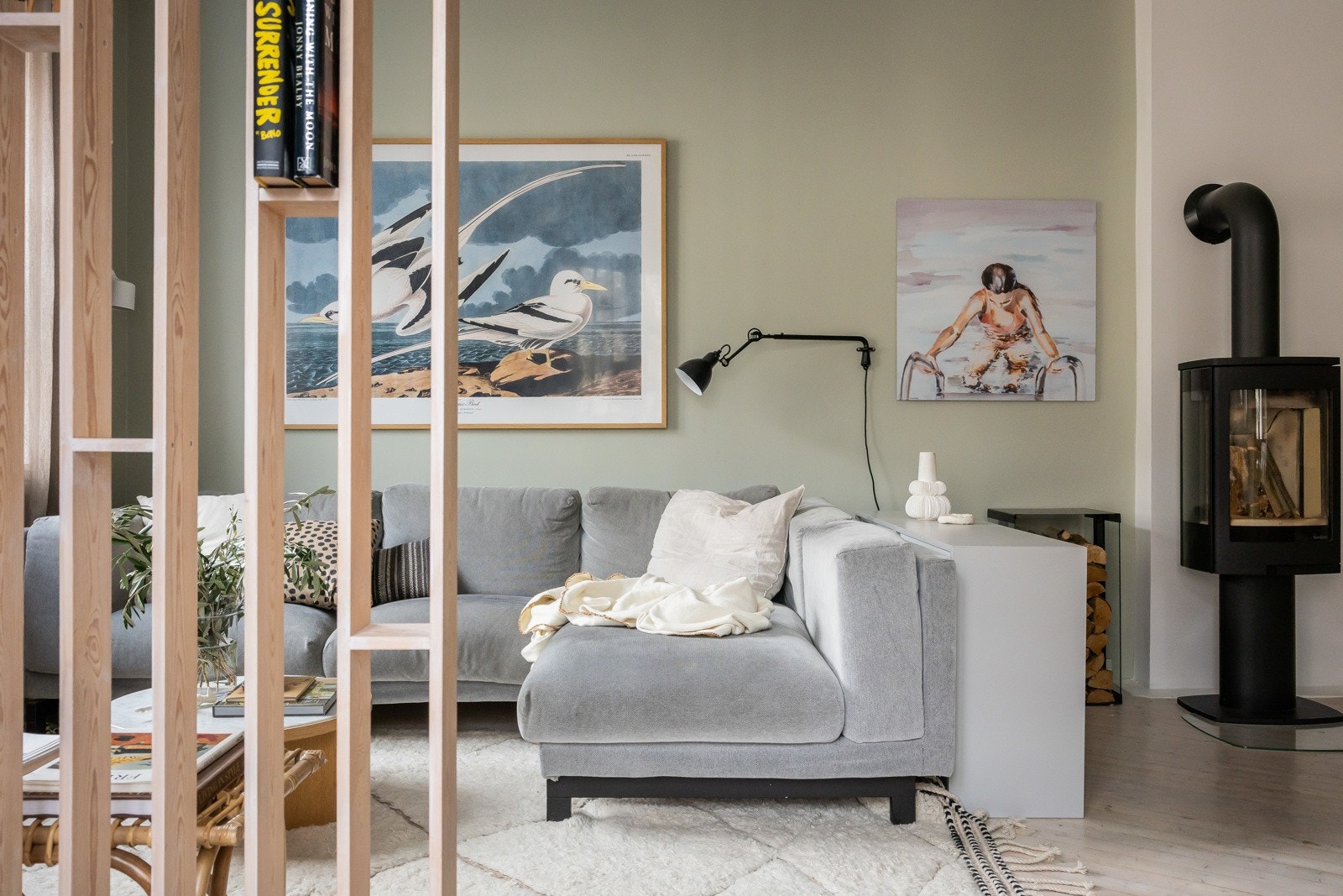 Det er satt opp en spilevegg for å skape naturlige soner i den romslige stuen. Galleribilde