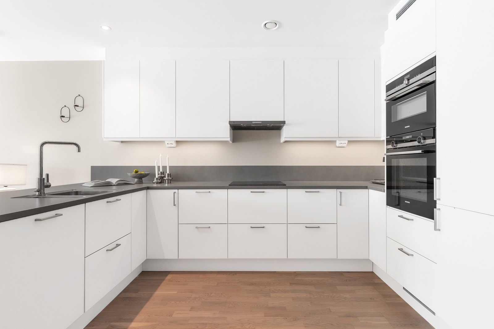 Innredningen har integrerte hvitevarer, herunder stekeovn, oppvaskmaskin og kjøl-/fryseskap Galleribilde