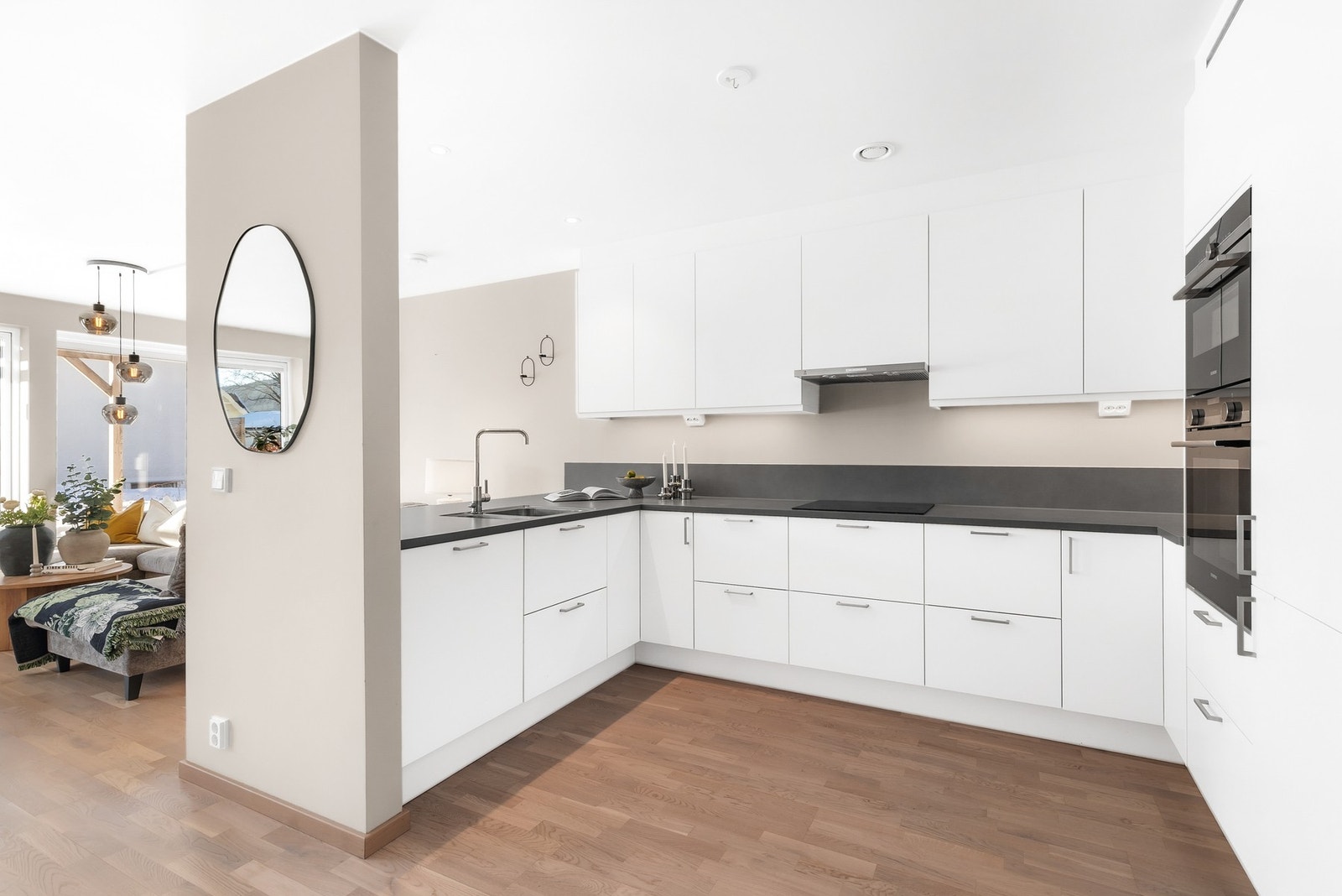 Over kjøkkenbenken er det benkeskapsbelysning og stikkontakter Galleribilde