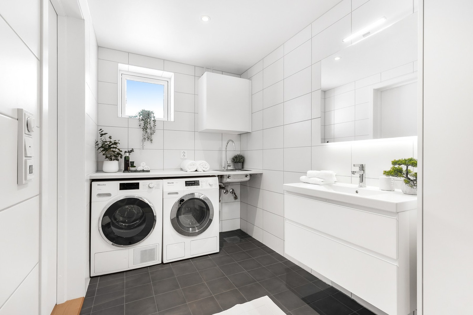 Romslig, helfliset bad med gulvvarme og nedsenket himling med downlights Galleribilde