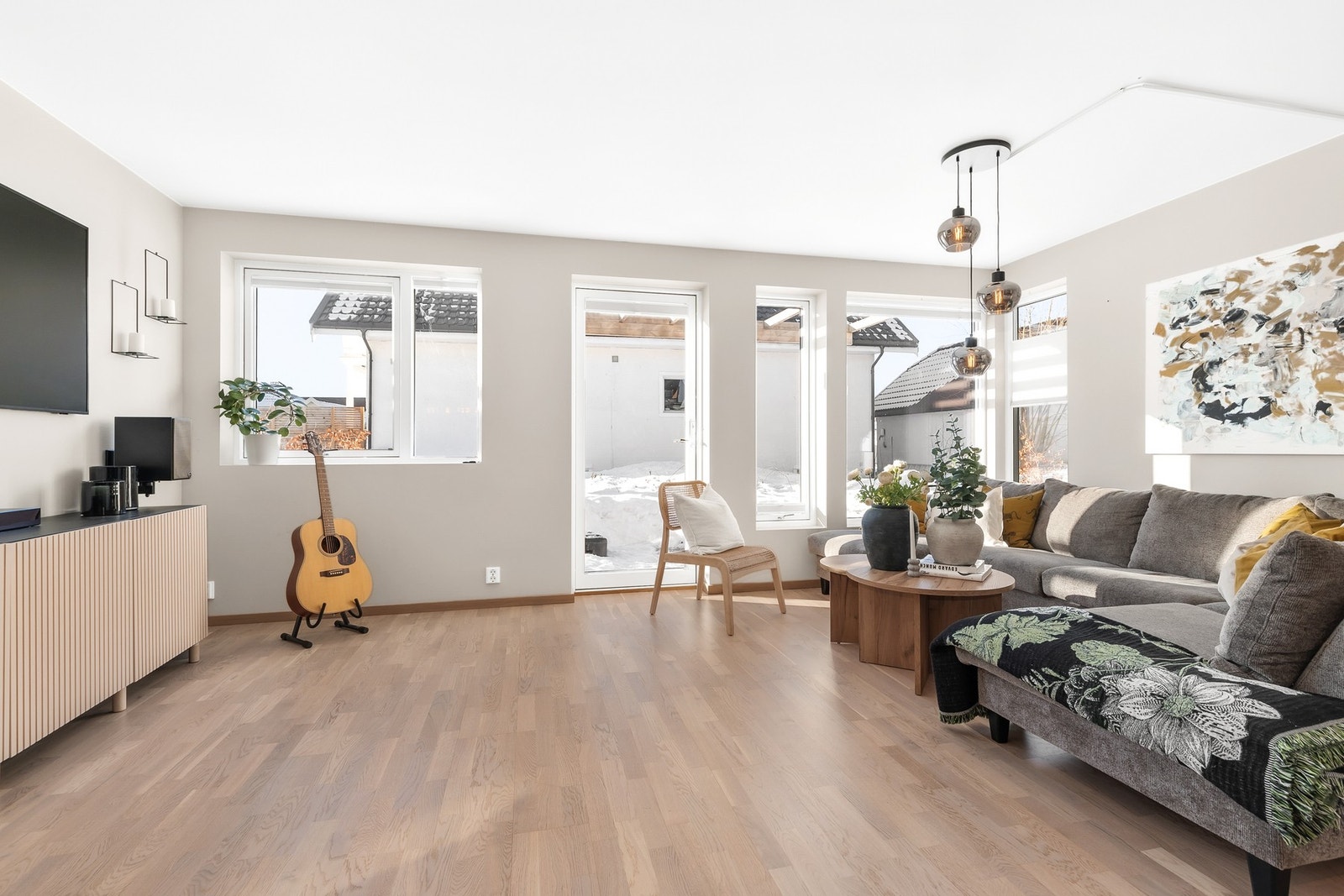 Fra stuen er det utgang til steinbelagt uteplass Galleribilde