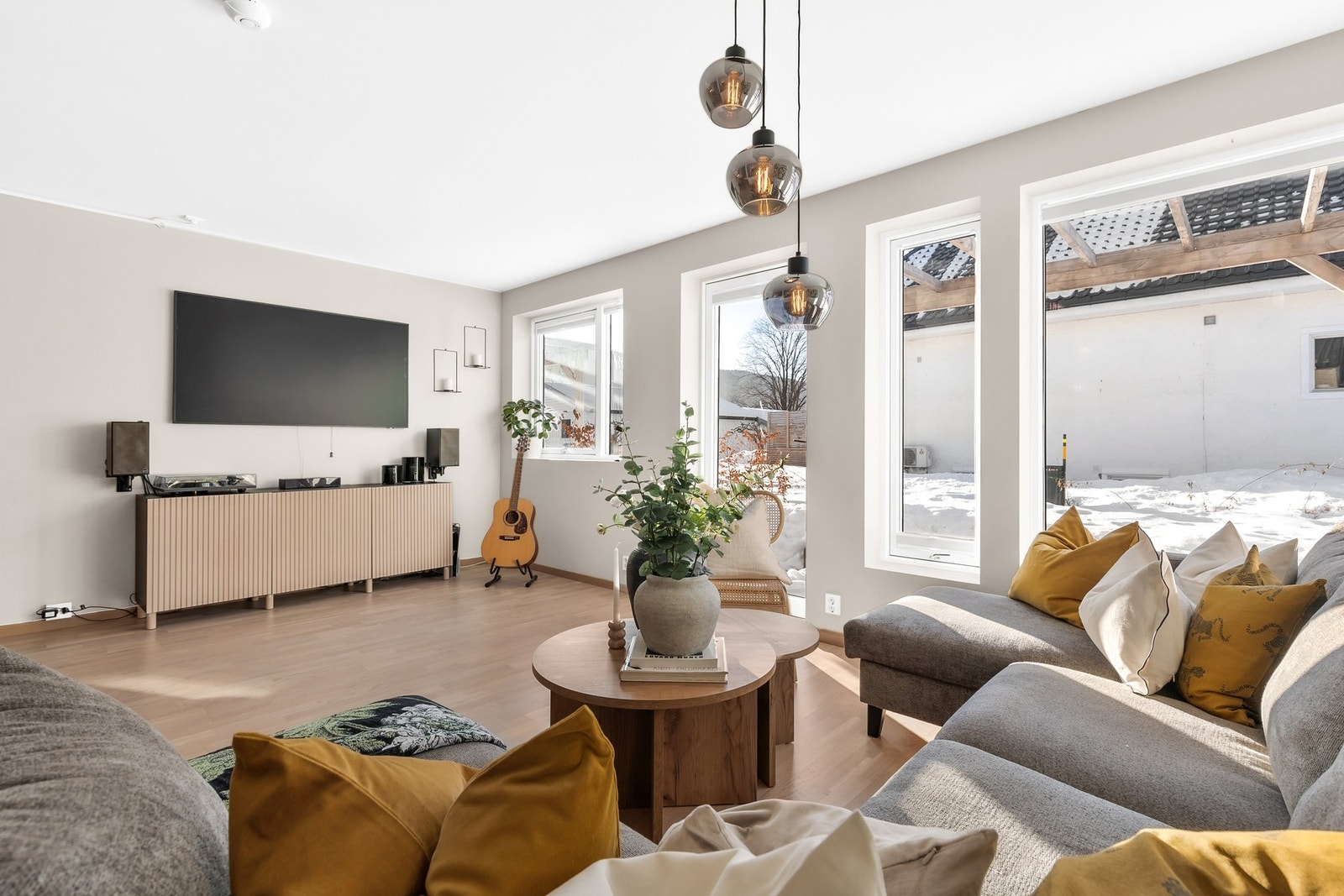 De store vindusflatene sørger for at det slippes inn rikelig med naturlig lys Galleribilde