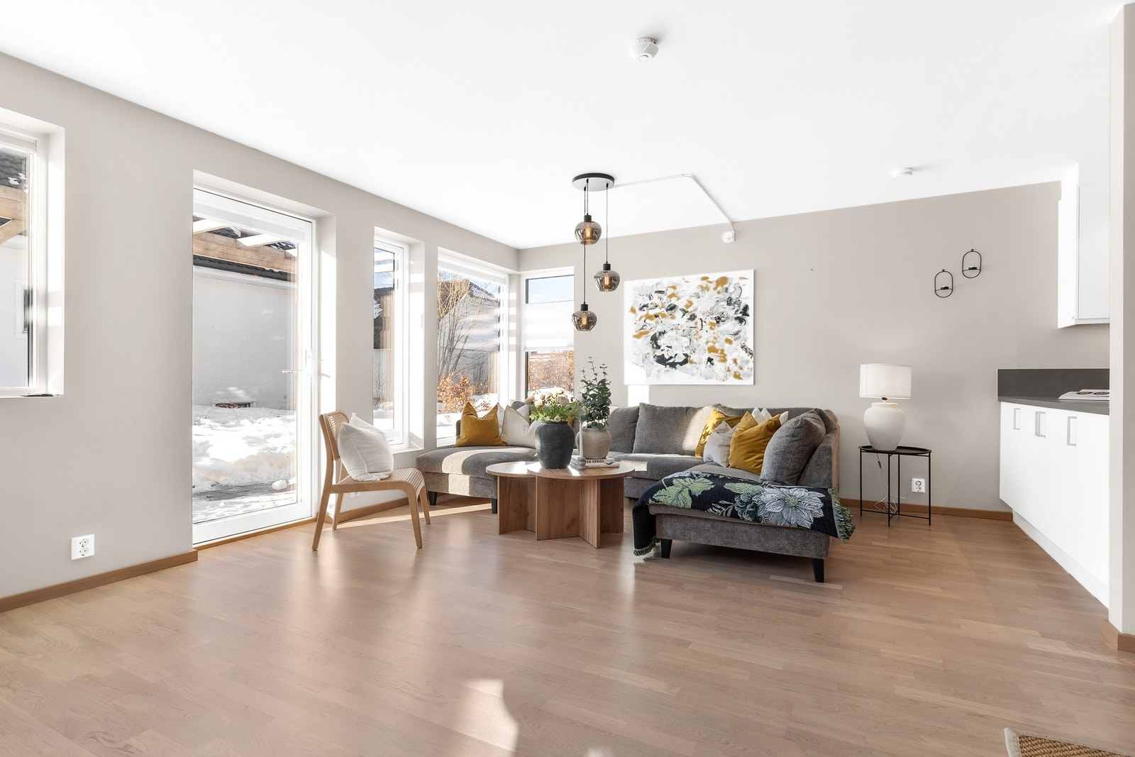 Gjennomgående for boligen er et lyst og moderne uttrykk med slette overflater malt i tidsriktige farger og tidløs parkett på gulv Galleribilde