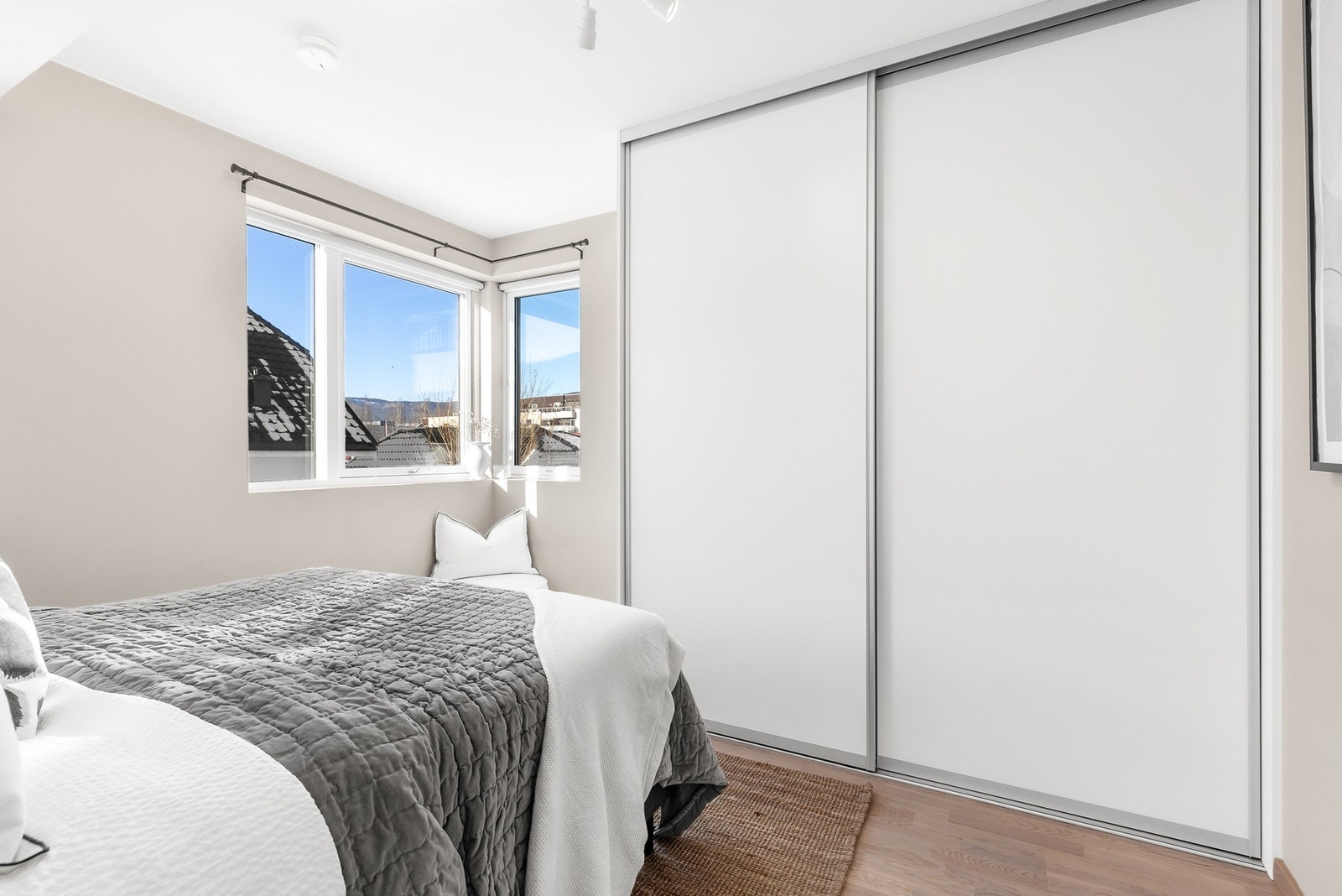 Hovedsoverommet har fin lagringsplass i garderobeskap Galleribilde