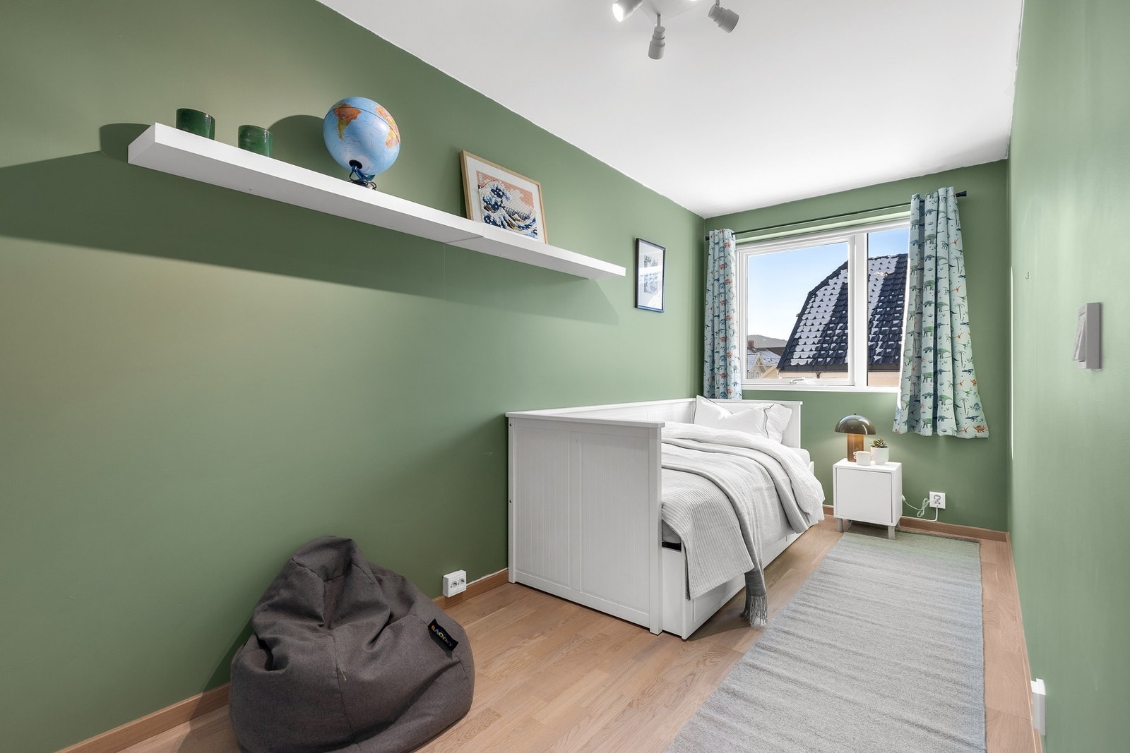 Alle soverommene har parkett på gulv og malte flater på vegger og i himling Galleribilde