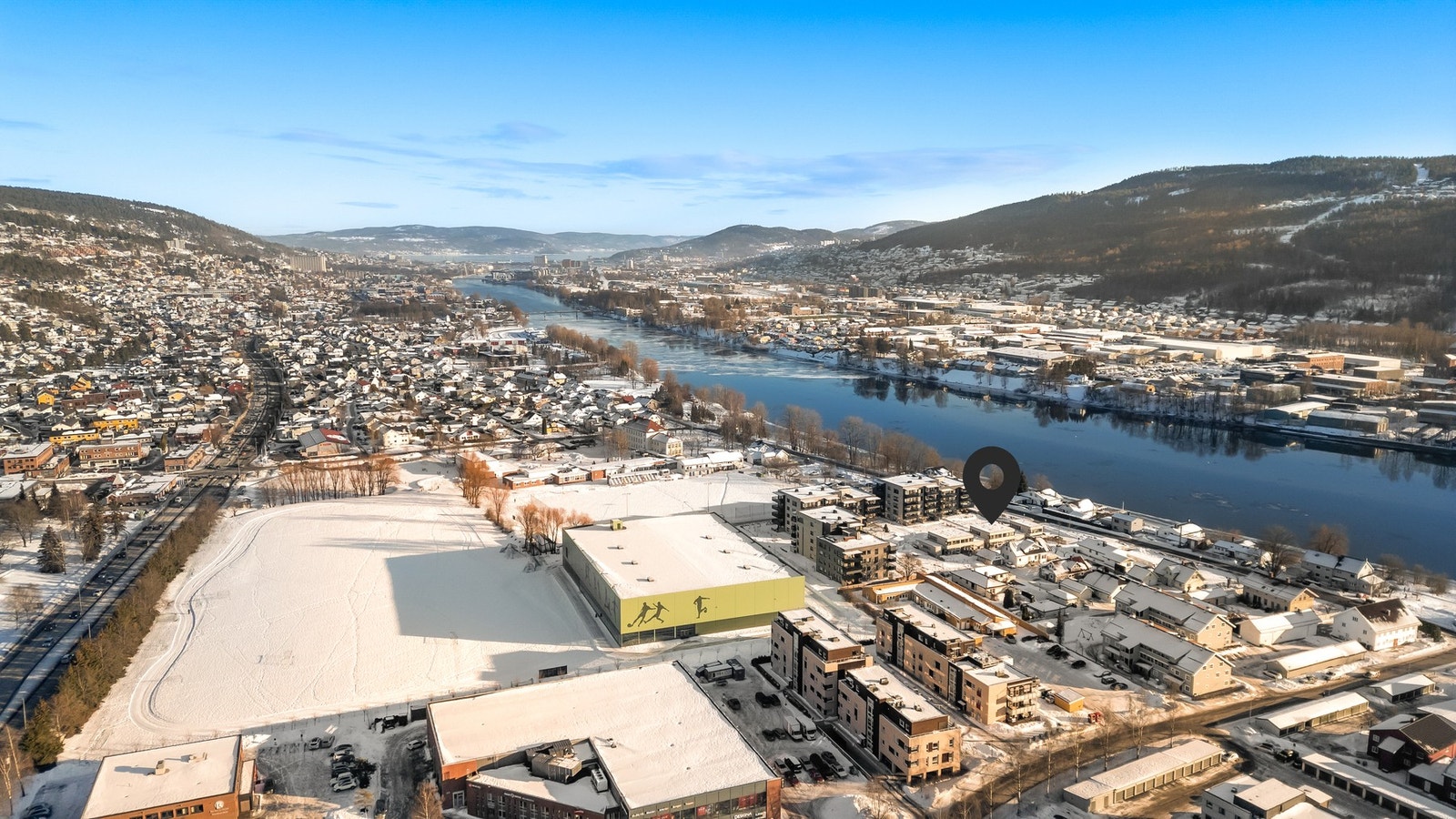 Det er kort vei til skole, idrettsanlegg, dagligvare og diverse servicetilbud Galleribilde