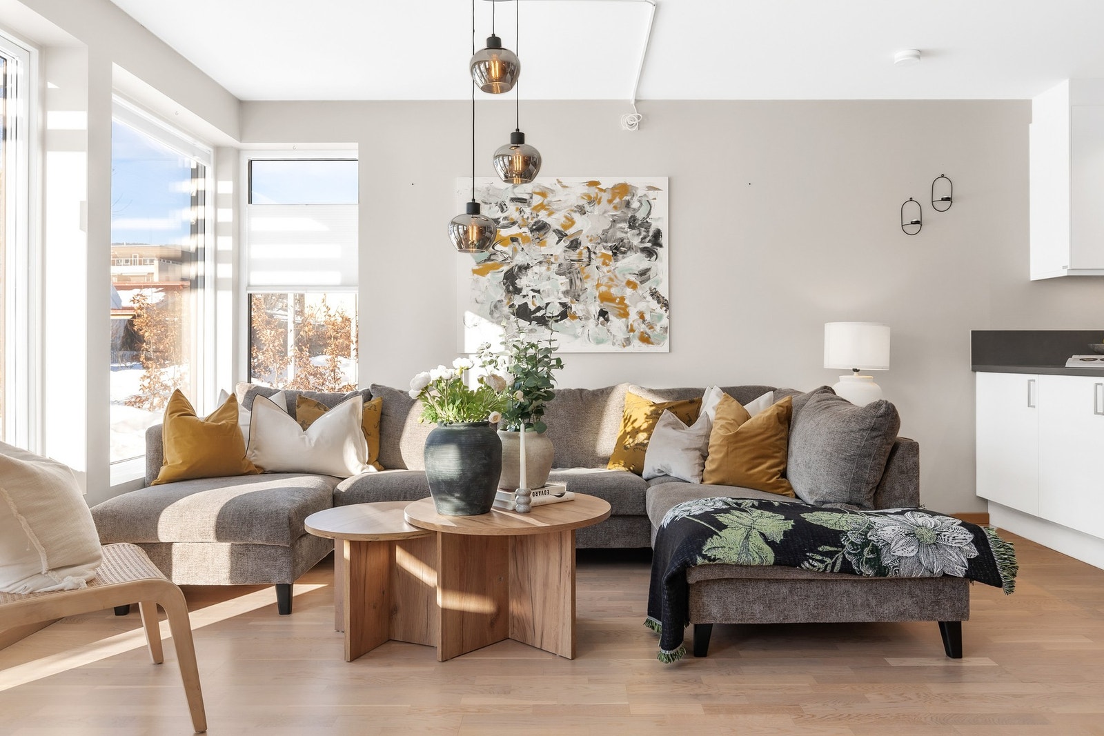 Boligen er utstyrt med vannbåren gulvvarme i alle rom, som sikrer en jevn og behagelig temperatur gjennom hele året. I tillegg sørger balansert ventilasjon for et sunt og friskt inneklima året rundt Galleribilde