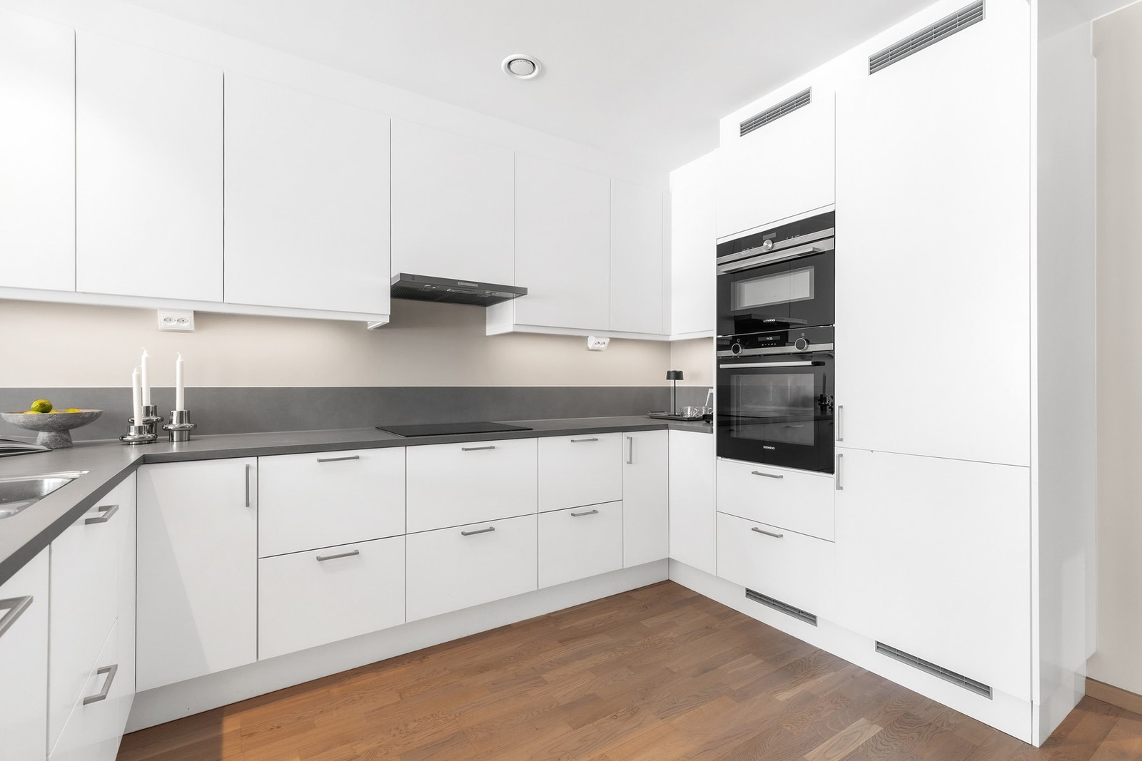 Ventilator er tilkoblet avtrekkskanal over platetopp, og det er installert både komfyrvakt og lekkasjestopper for en tryggere hverdag Galleribilde