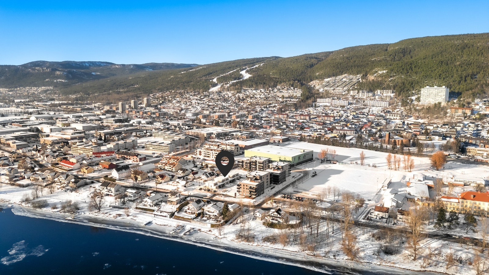 Det er kort vei til Aron skibakke med flotte skiløyper om vinter samt klatrepark og sykkelløype om sommeren Galleribilde