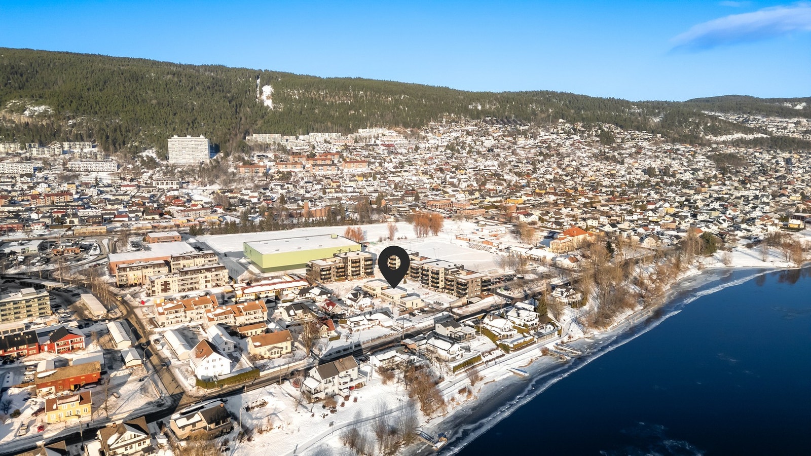 Bussforbindelsen er god. Ca. 600 m fra boligen ligger Vårveien busstopp hvor fire ulike linjer stopper Galleribilde