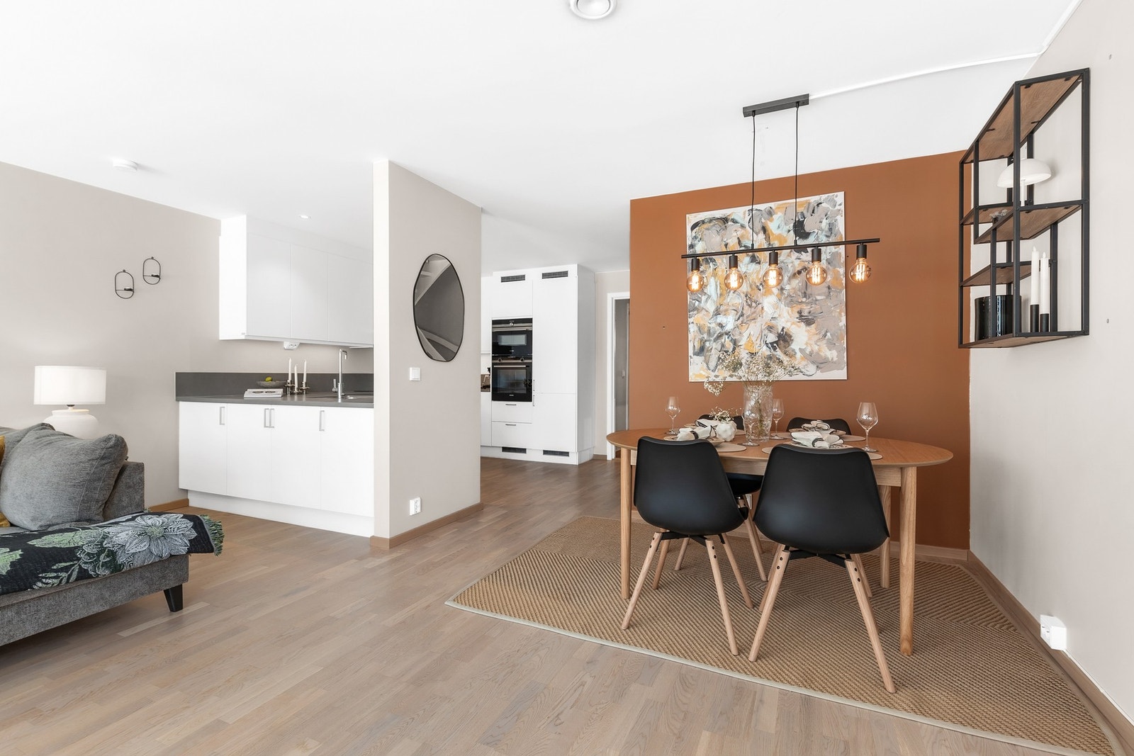 Stuen er lett å møblere og det er fin plass til spisestue, sofagruppe og øvrig møblement Galleribilde