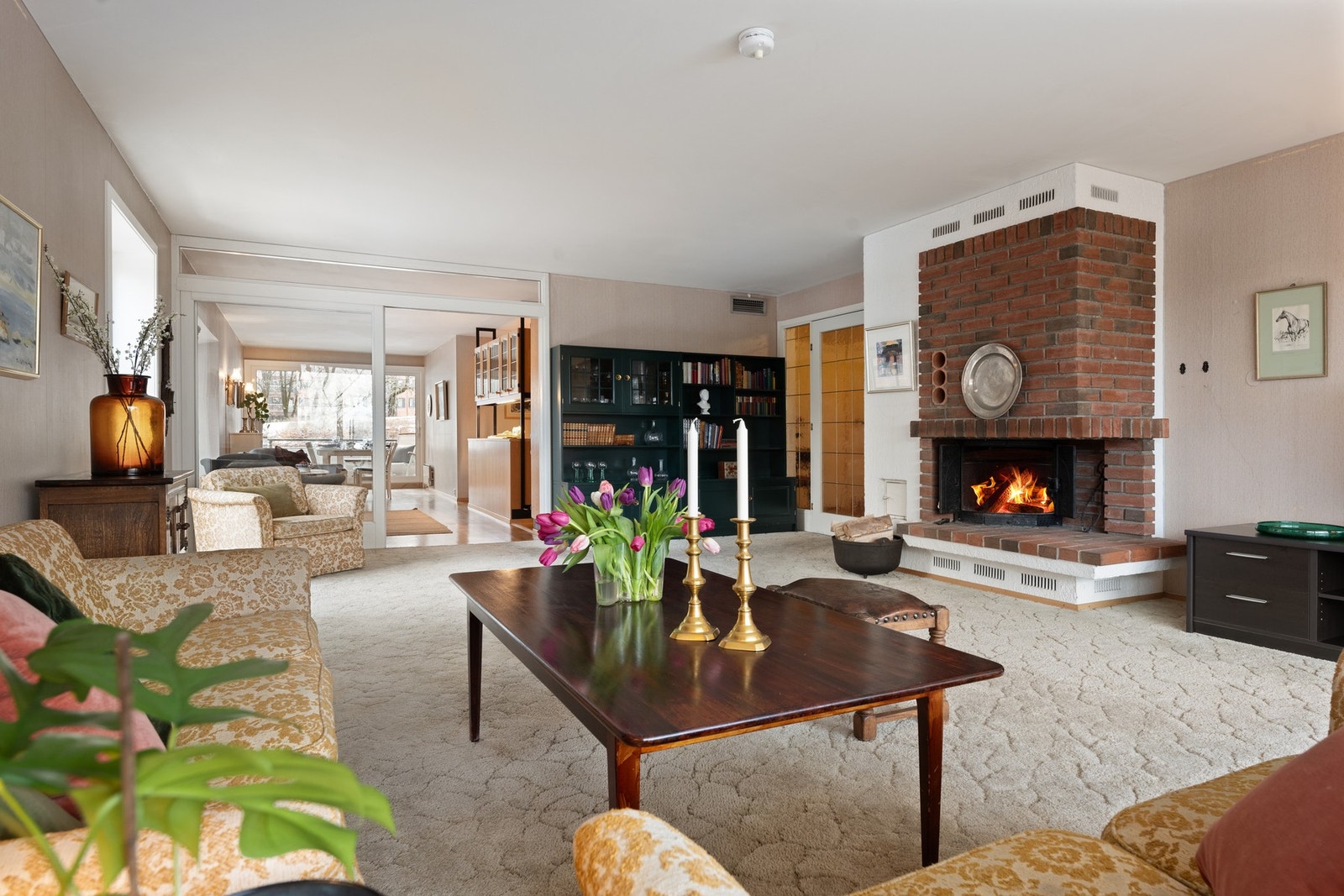 Gjennomgående planløsning mellom boligens to stuer sikrer flott, innvendig lysspill Galleribilde