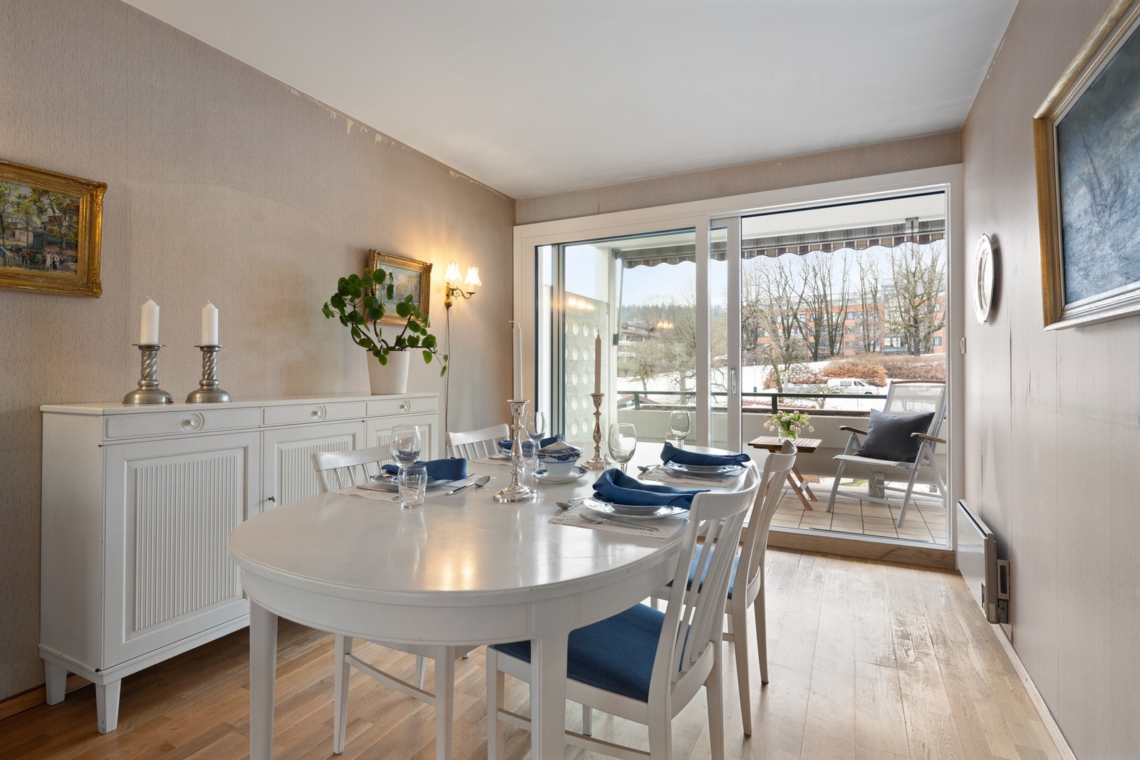 Fra spisestuen er det utgang til boligens andre balkong Galleribilde