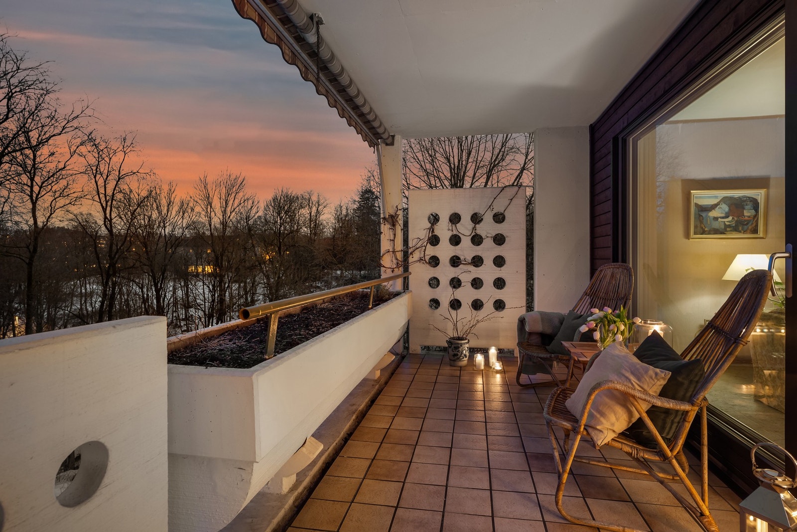 Panoramavinduer og skyvedør åpner opp mot balkonger og skaper en fin forlengelse av rommene Galleribilde