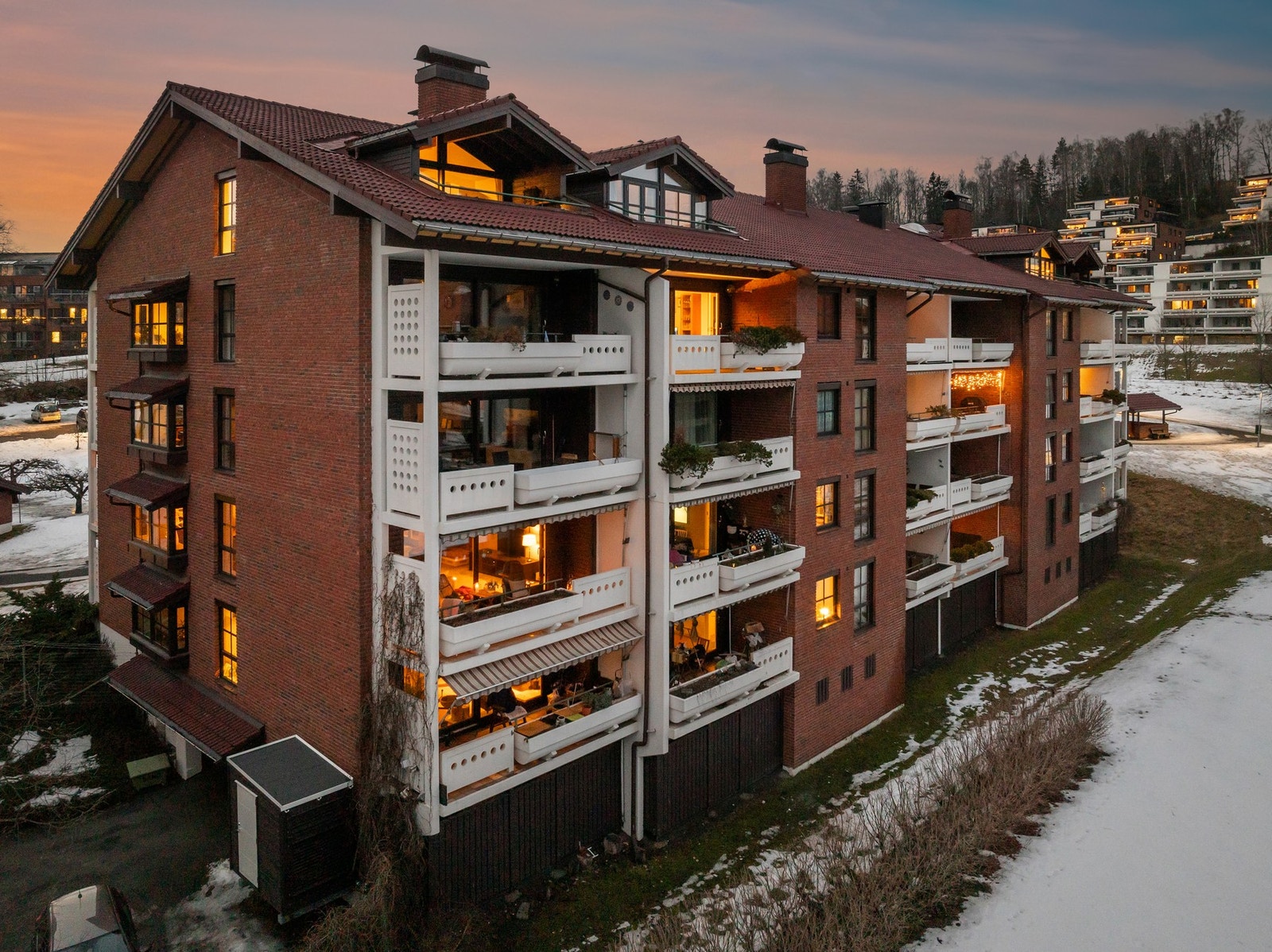 Sameiet Hamang Gård ligger åpent til med god plass mellom byggene Galleribilde