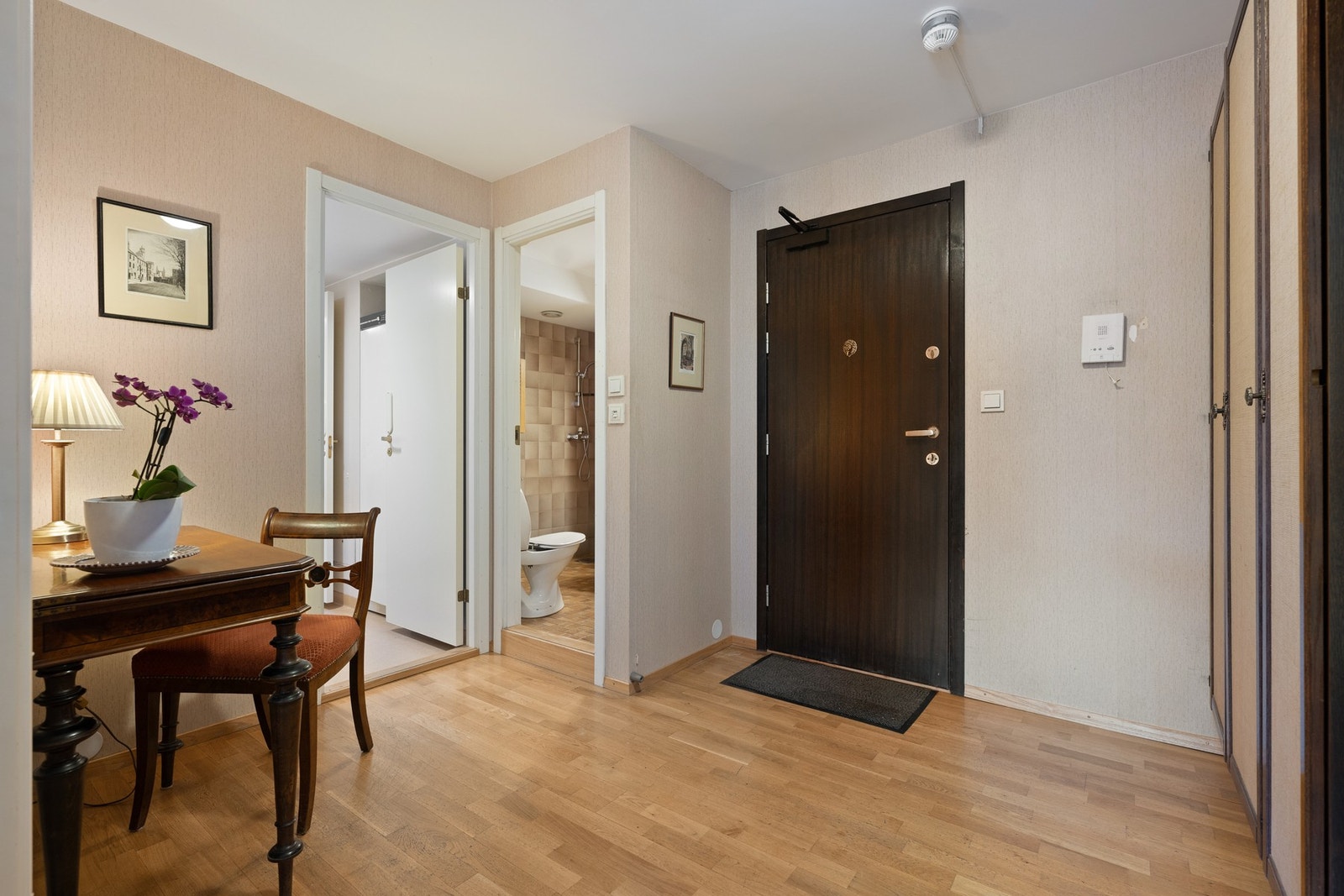 Romslig entré med garderobeskap Galleribilde