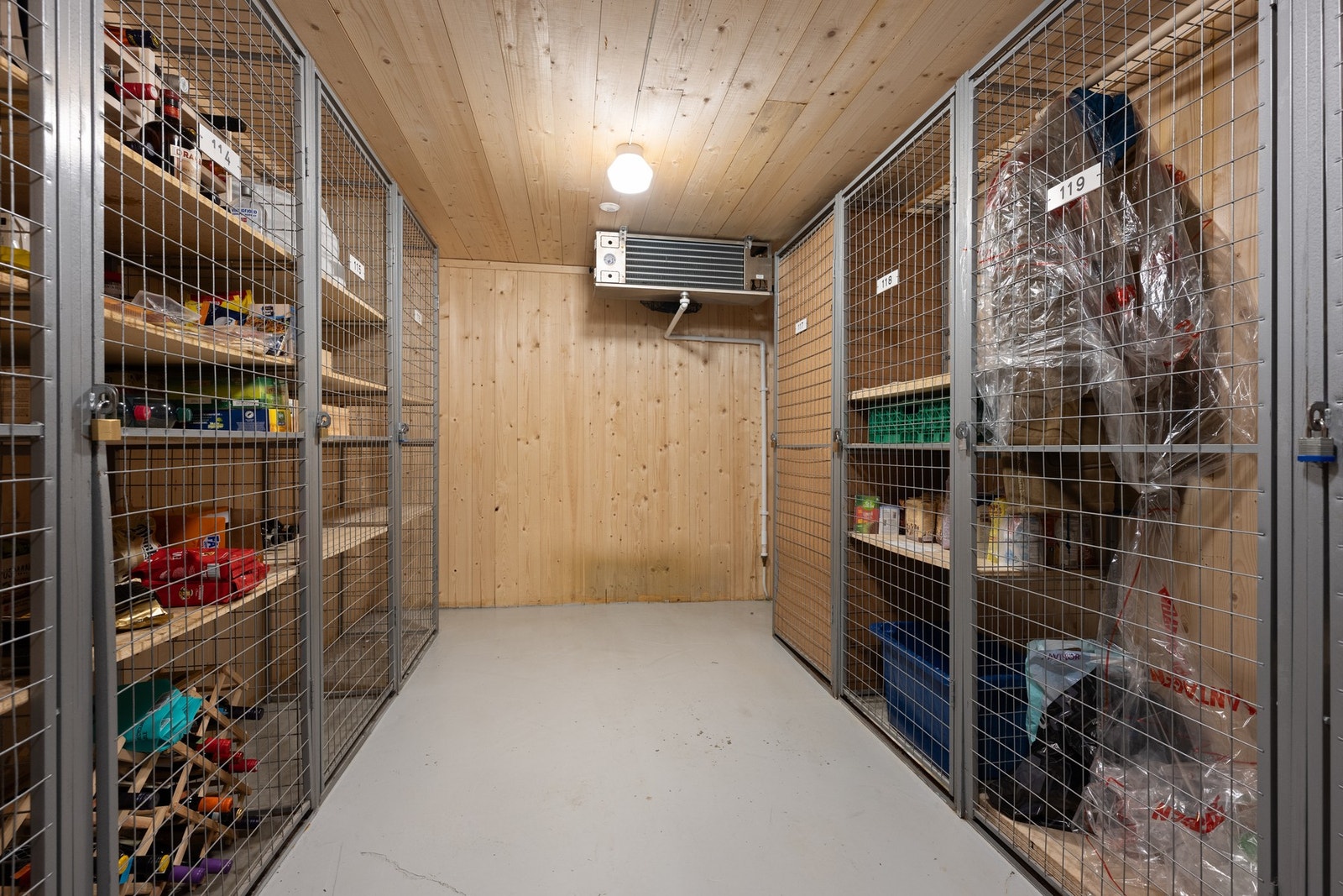 Stor felles kjølebod hvor leiligheten disponerer ett skap. Galleribilde