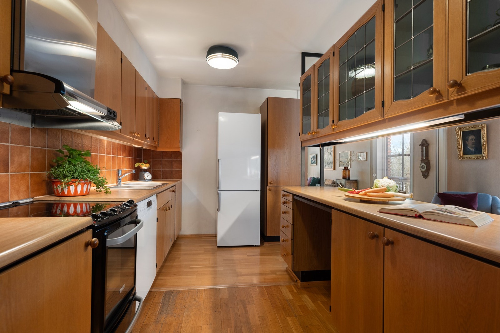 Delvis separat kjøkken, mot spisestuen Galleribilde