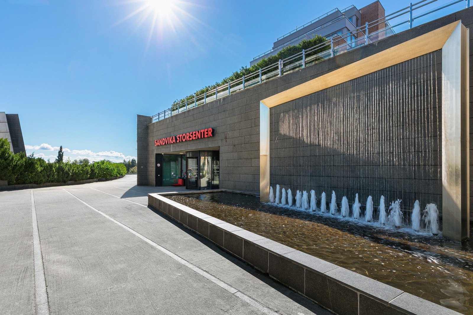 Det er kort vei til Sandvika Storsenter med et rikelig servicetilbud Galleribilde