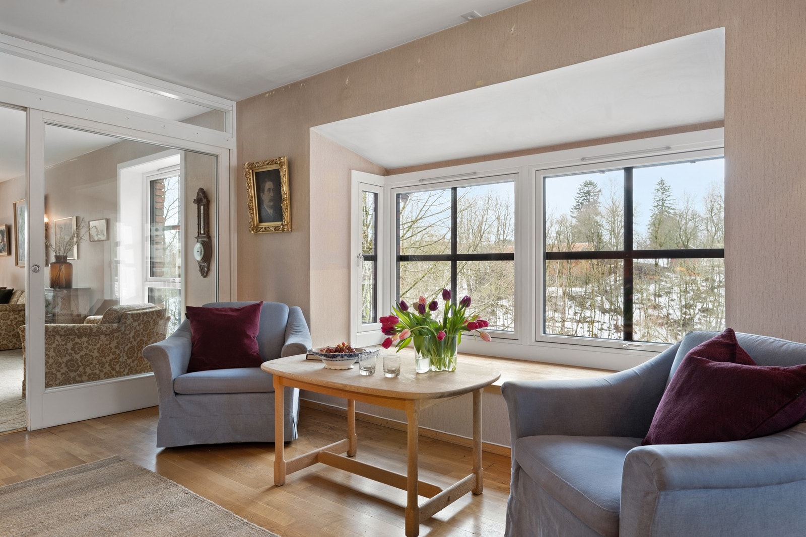 De to stuene er adskilt av glassdør, dette sørger for at lysinnslippet ikke avgrenses Galleribilde