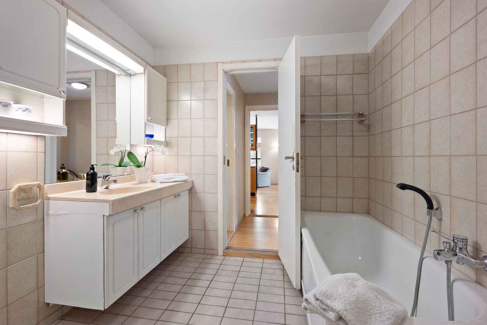 Stort bad med behov for oppussing Galleribilde