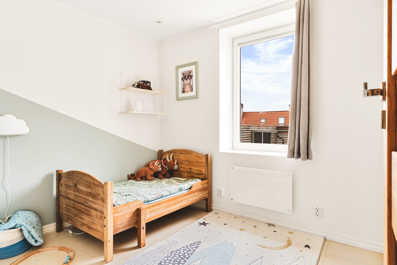Veggene er malt med tidsriktige fargetoner som gir rommene en lun og fin følelse. Galleribilde