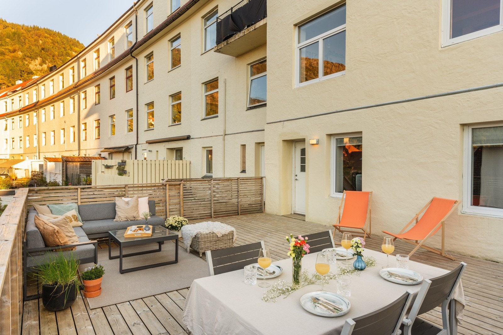 Rett utenfor er det fine utområder og hage som kan brukes hyppig på solrike dager. Galleribilde
