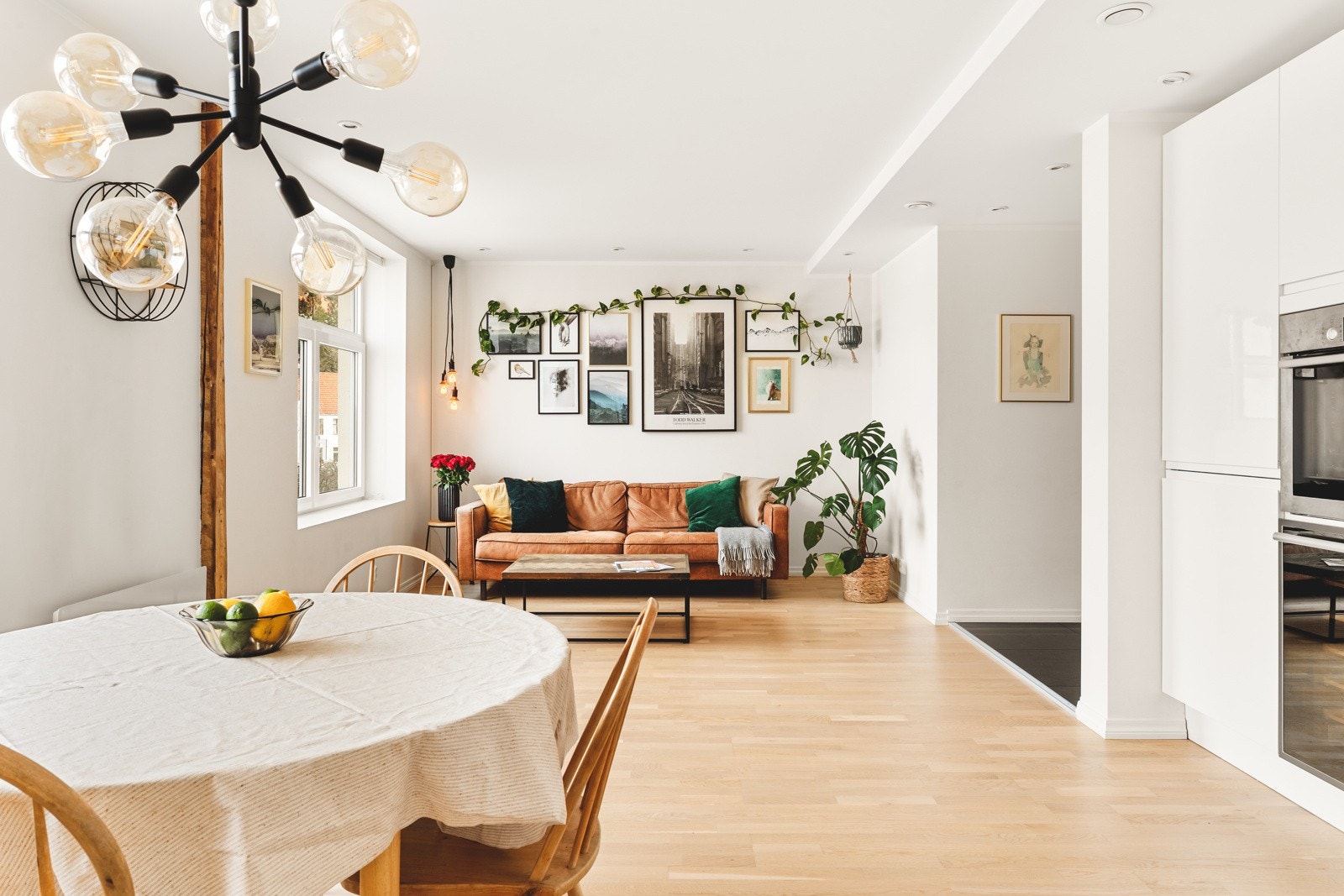 Her har du god plass til stort spisebord i tillegg til sofagruppe/mediasone. Galleribilde