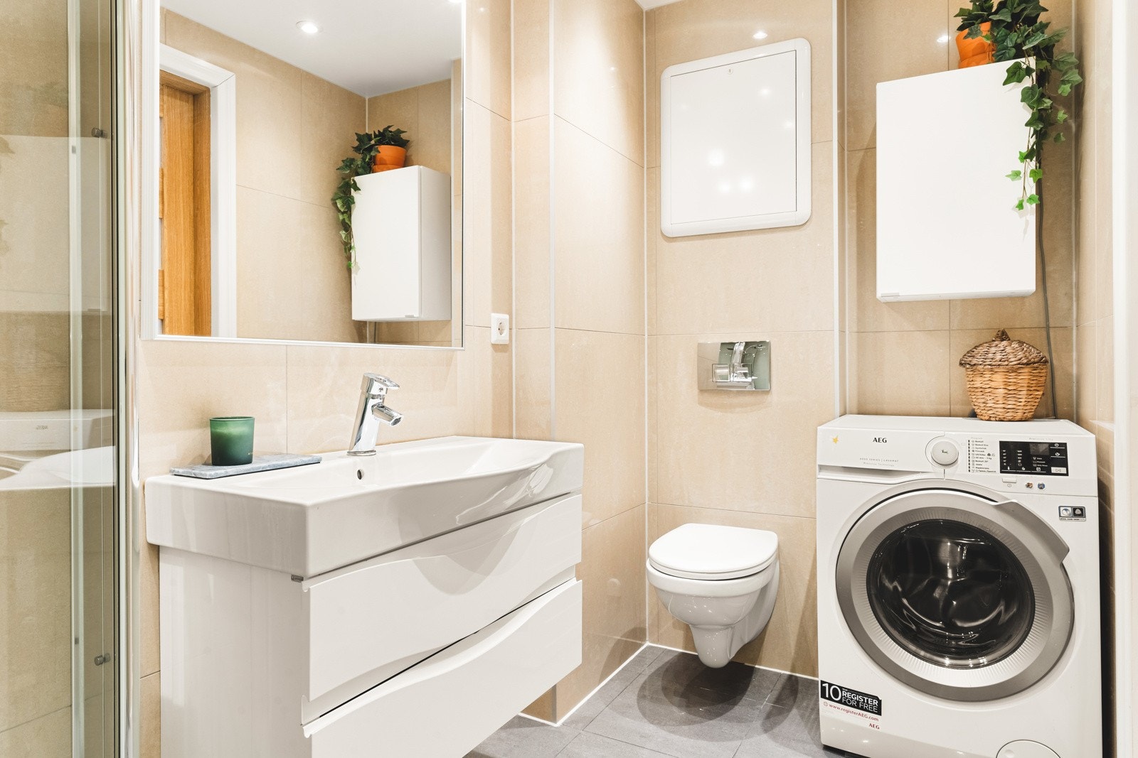 Badet i første etasje er romslig, moderne og fint med sine 4kvm. Det er nyoppusset i 2018 og har innfelte downlights og varmekabler i gulv. Galleribilde