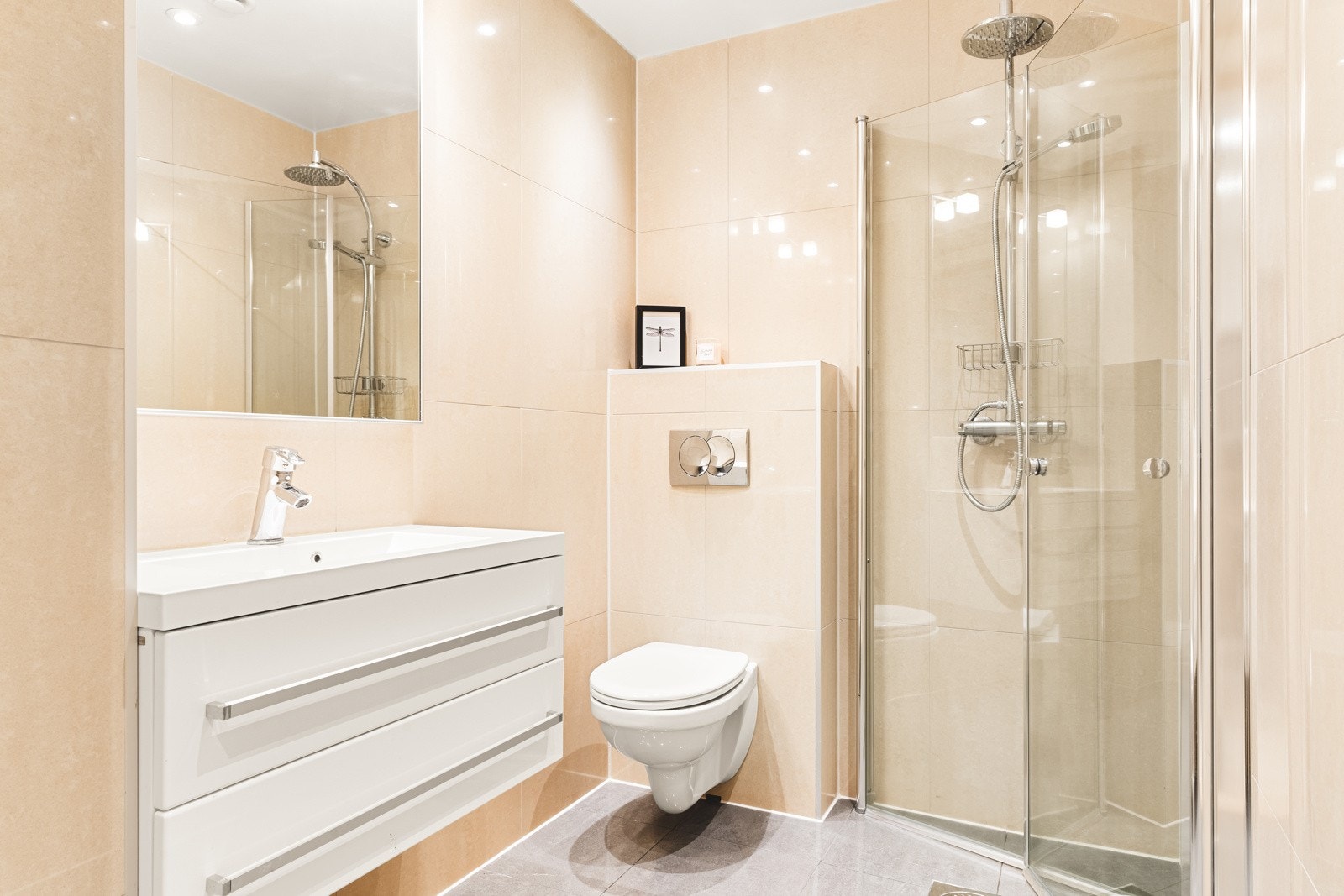 Det andre badet ligger i underetasjen og måles til 3,2kvm. Det er også helfliset med innfelte downlights og varmekabler i gulv. Galleribilde