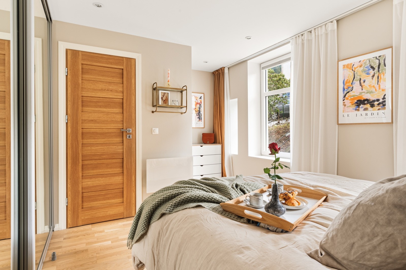 Hovedsoverommet har også den luksusen med tilgang på sin egen walk-in garderobe/bod. Galleribilde