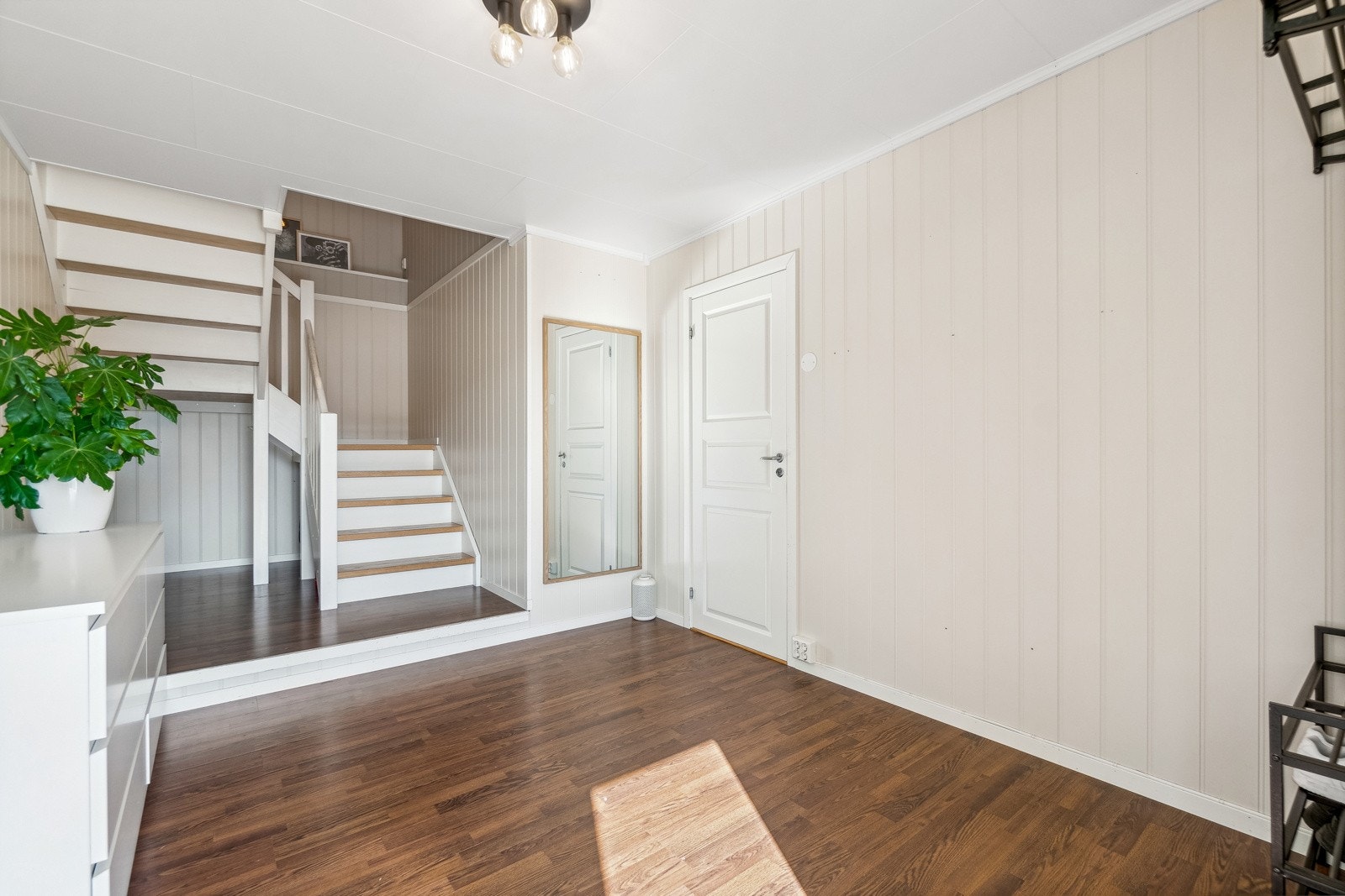 Inn til boligen finner du en romslig og kombinert entré/trappegang, med vaskerom og bod like til høyre. Galleribilde