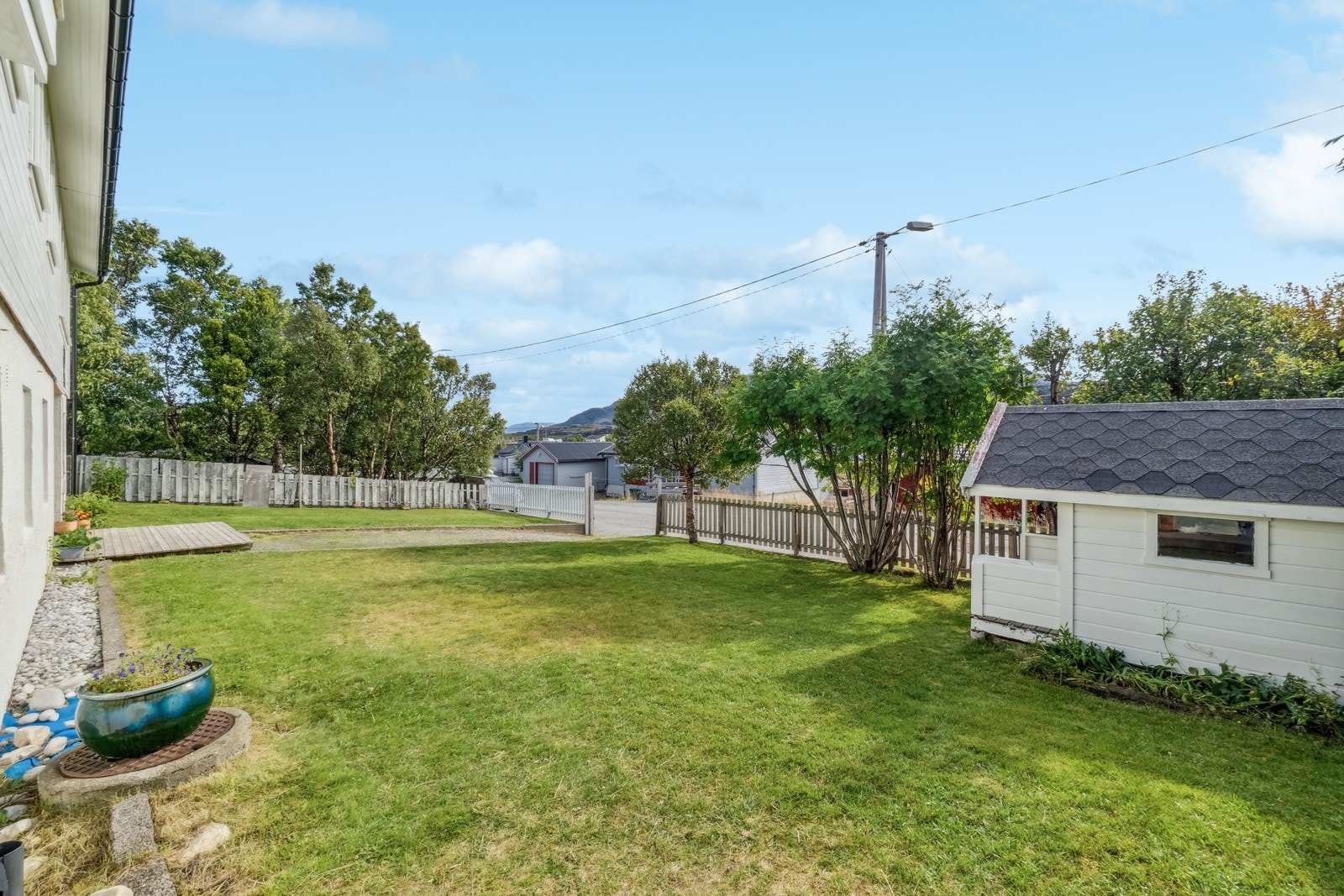 På eiendommen er det også en frittstående bod/uthus. Galleribilde