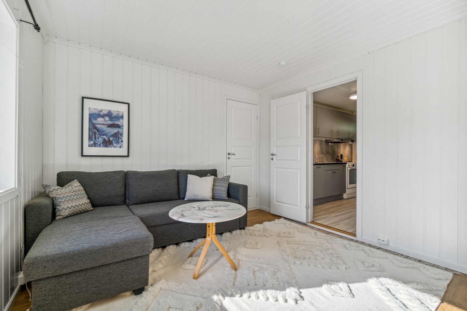 Hybelen fremstår velholdt og tidløst og gir et enkelt utgangspunkt for leietakere. Galleribilde