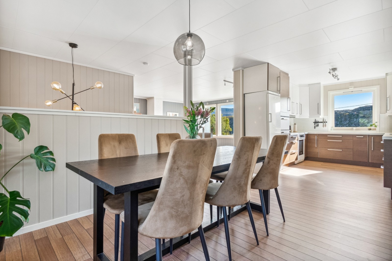 Takket være at veggen mot trappegangen er delvis åpnet føles ikke spisestuen liten og trang, og gjør at helhetsinntrykket av etasjen er romslig og luftig. Galleribilde
