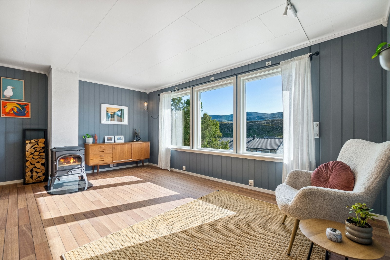 Stuen har rikelig med naturlig lysinnslipp som komplimenterer stuens farge- og materialvalg. Galleribilde